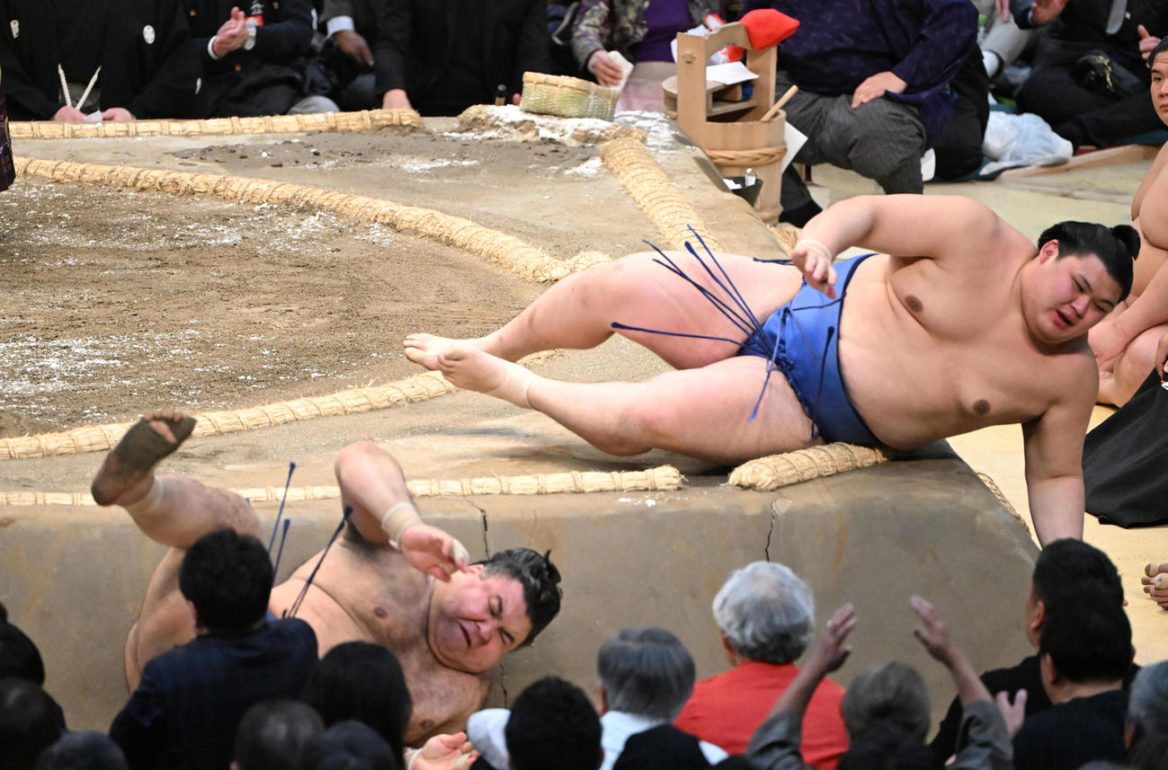 大の里（右）を寄り切りで破る高安（撮影・和賀正仁）