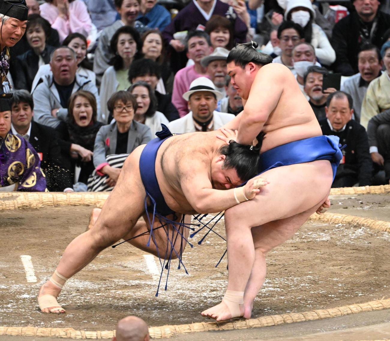 大の里（右）を寄り切りで破る高安（撮影・和賀正仁）