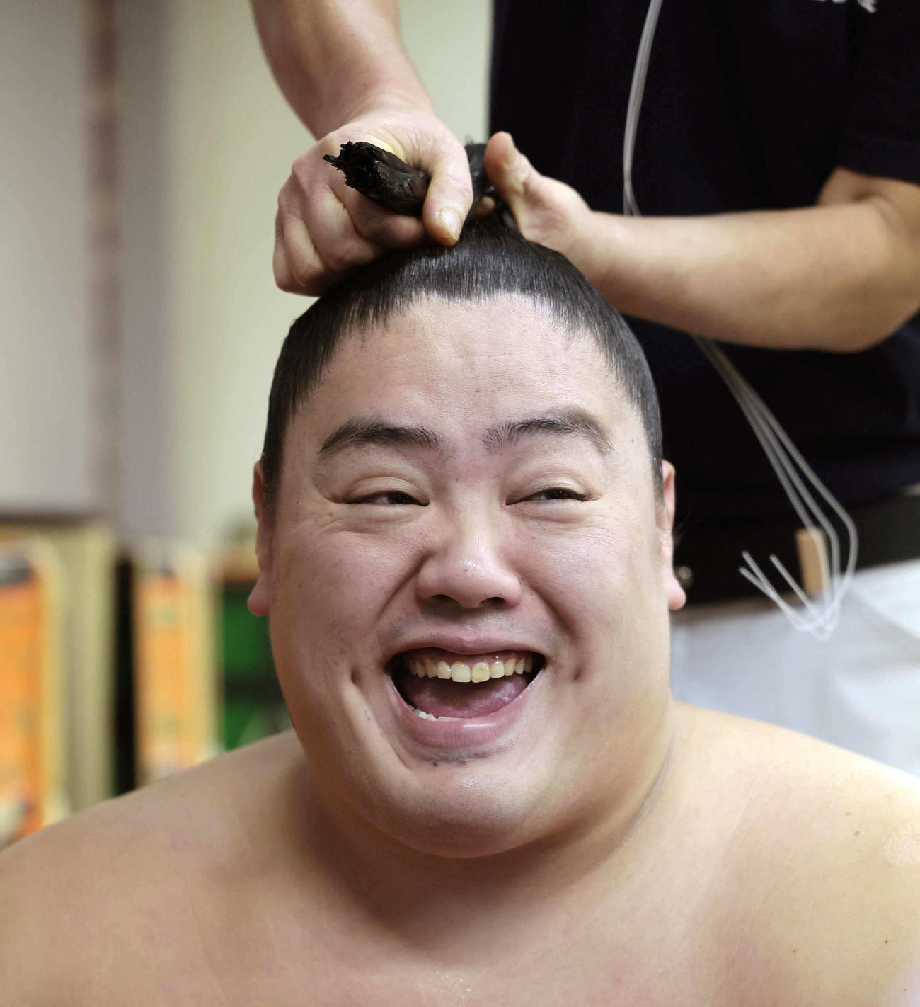 支度部屋で笑顔を見せる一山本