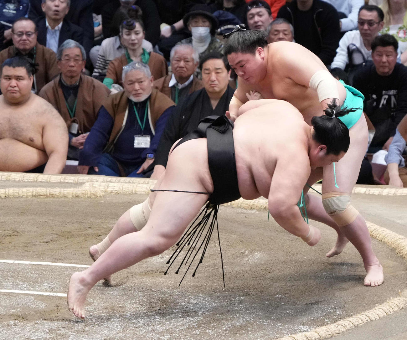 一山本は琴桜（手前）をはたき込みで破る。左端は1敗で単独トップに立った土俵下控えの高安（撮影・小沢裕）