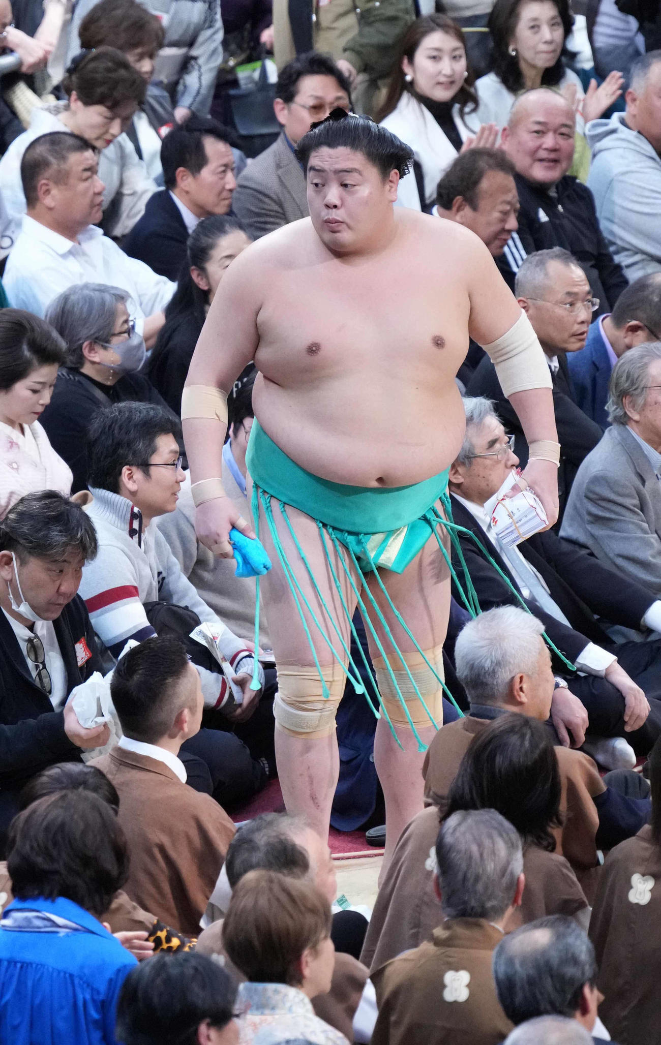 懸賞金の束を手に花道を引き揚げる一山本（撮影・小沢裕）