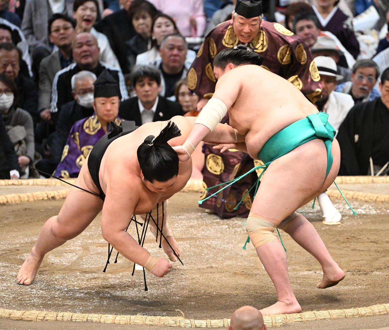 一山本（右）は琴桜をはたき込みで破る（撮影・和賀正仁）