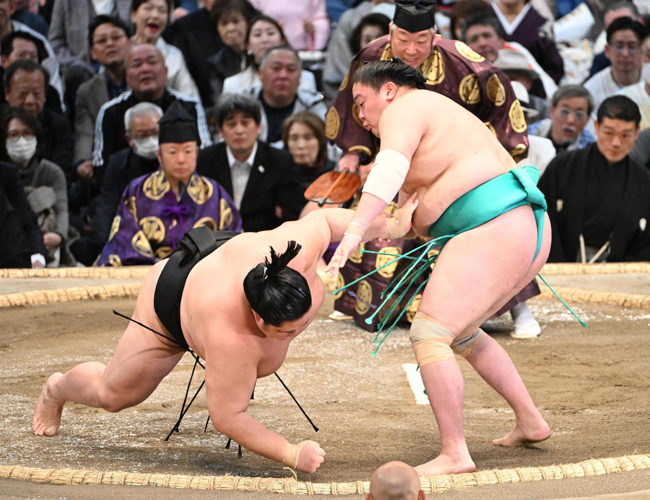 一山本（右）は琴桜をはたき込みで破る（撮影・和賀正仁）