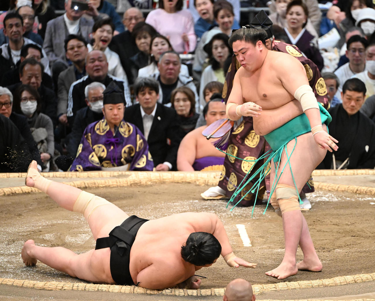 一山本（右）は琴桜をはたき込みで破る（撮影・和賀正仁）