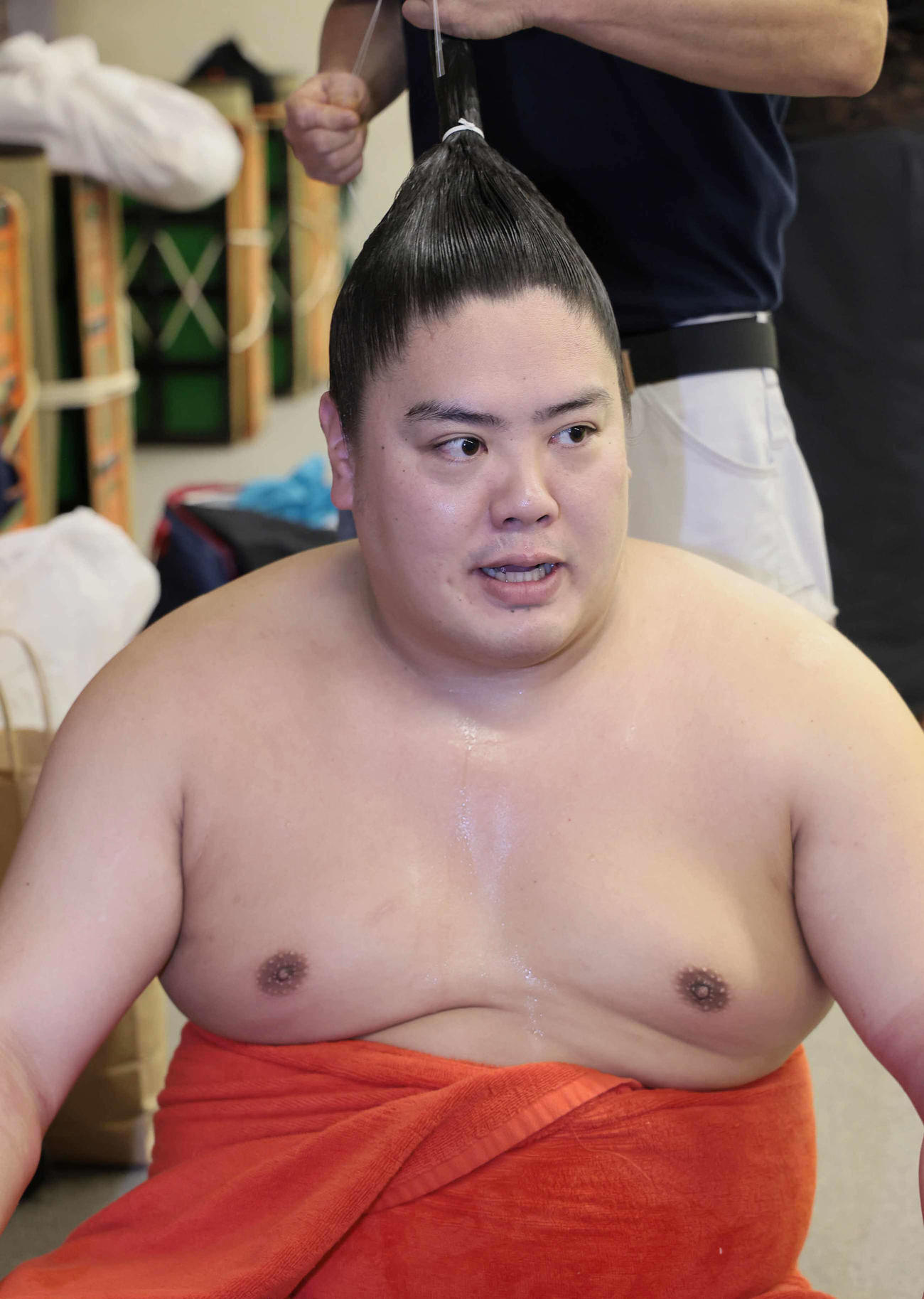 支度部屋で髪を整える一山本