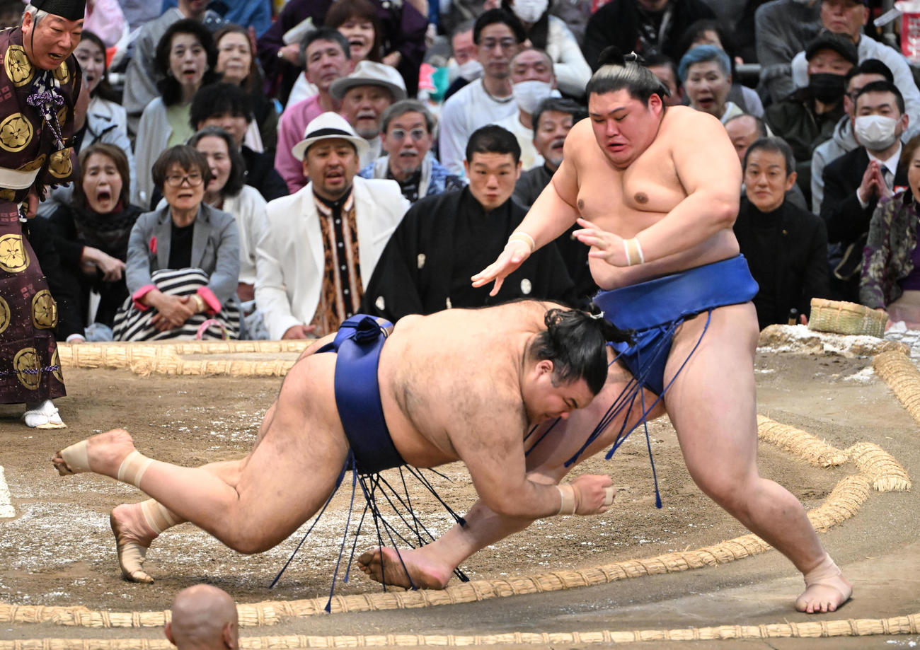 大の里（右）を寄り切りで破る高安（撮影・和賀正仁）
