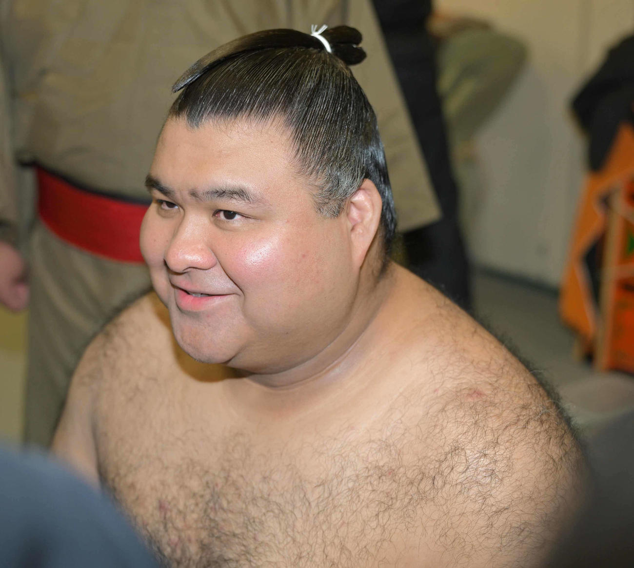 支度部屋で笑顔を見せる高安