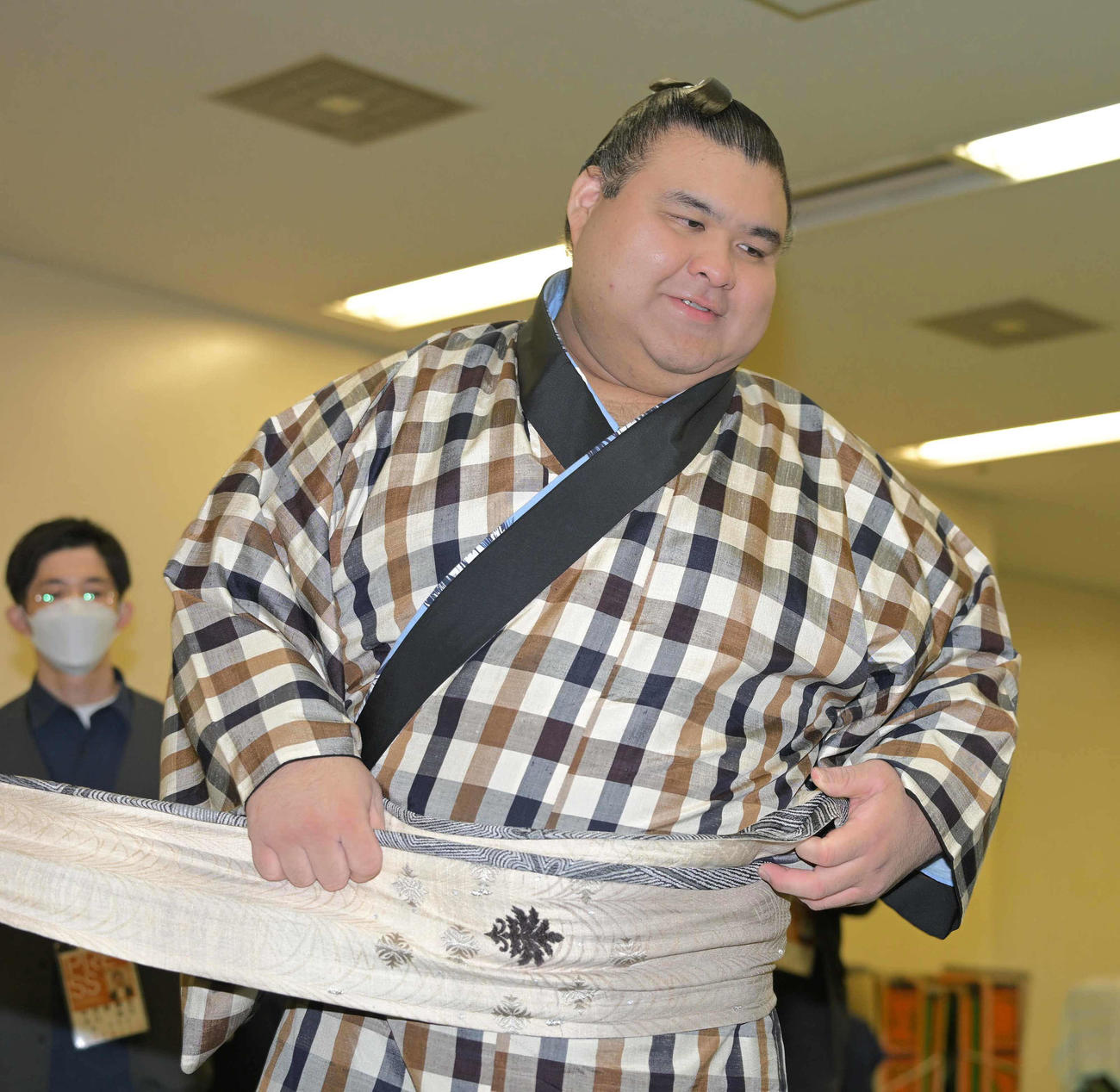 支度部屋で帰り支度をする高安