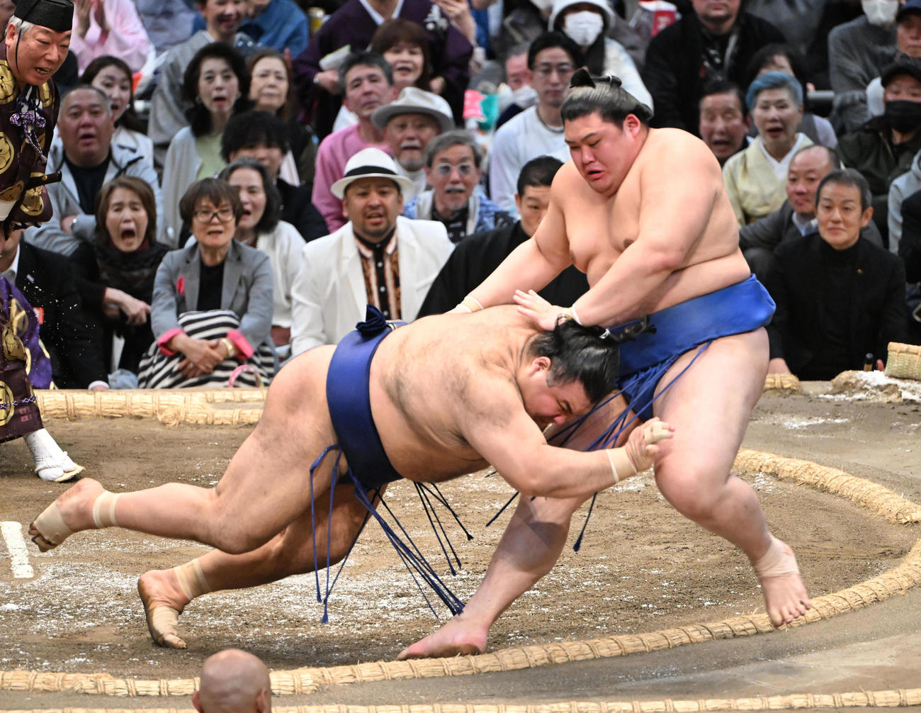 大の里（右）を寄り切りで破る高安（撮影・和賀正仁）