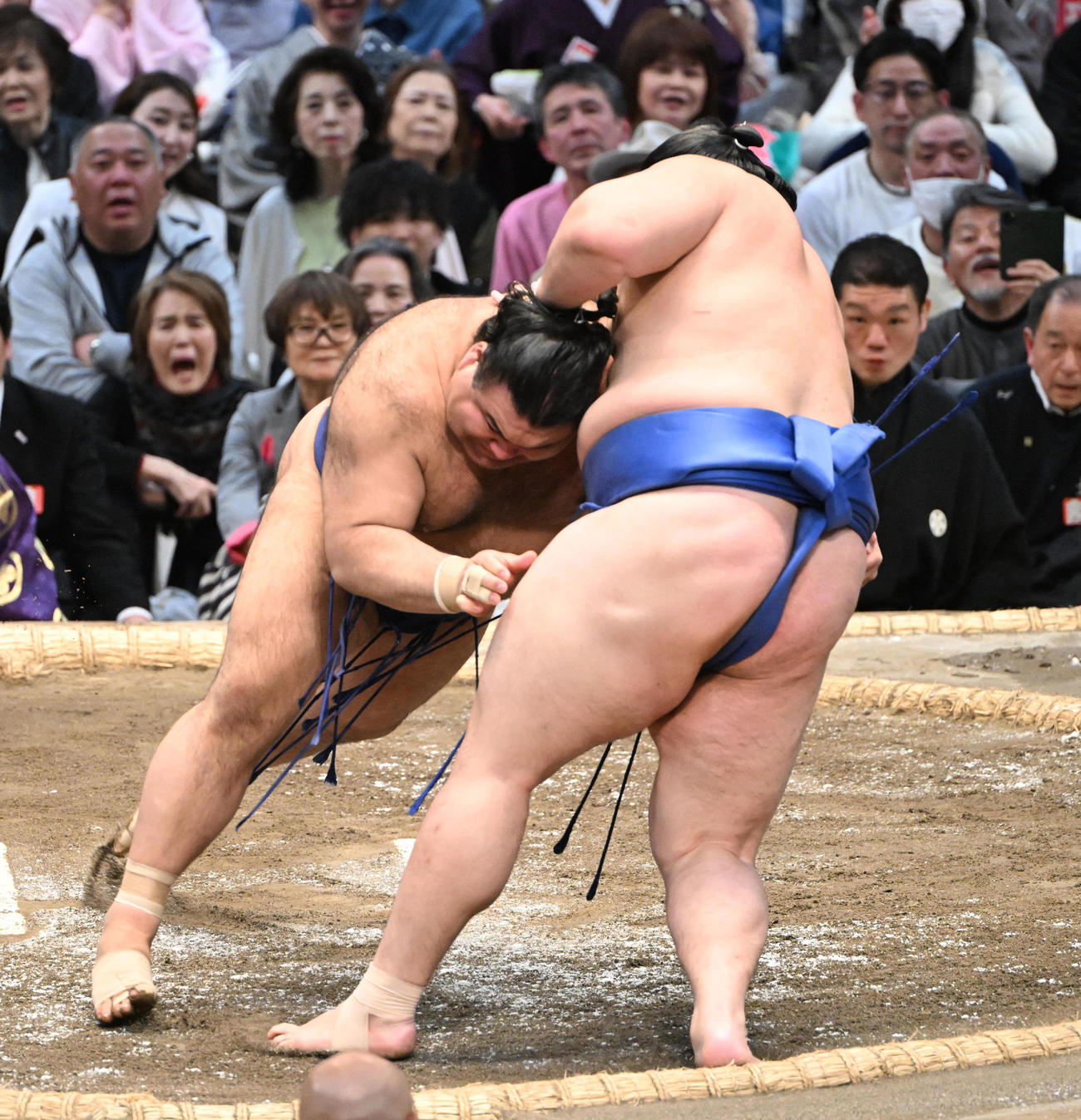 大の里（右）を寄り切りで破る高安（撮影・和賀正仁）