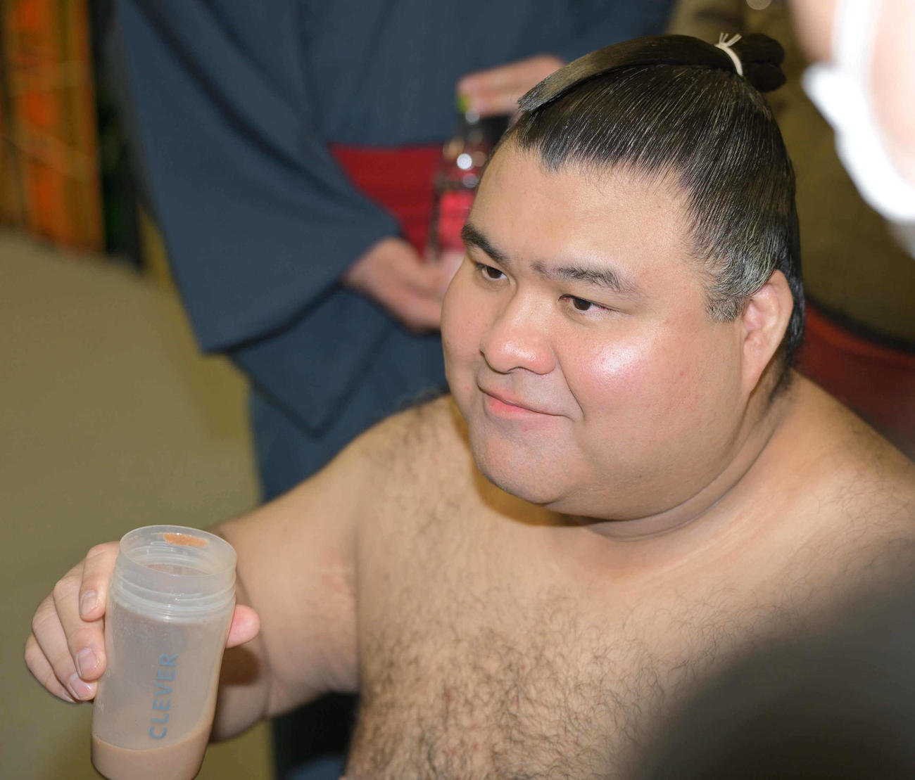 支度部屋で笑顔を見せる高安