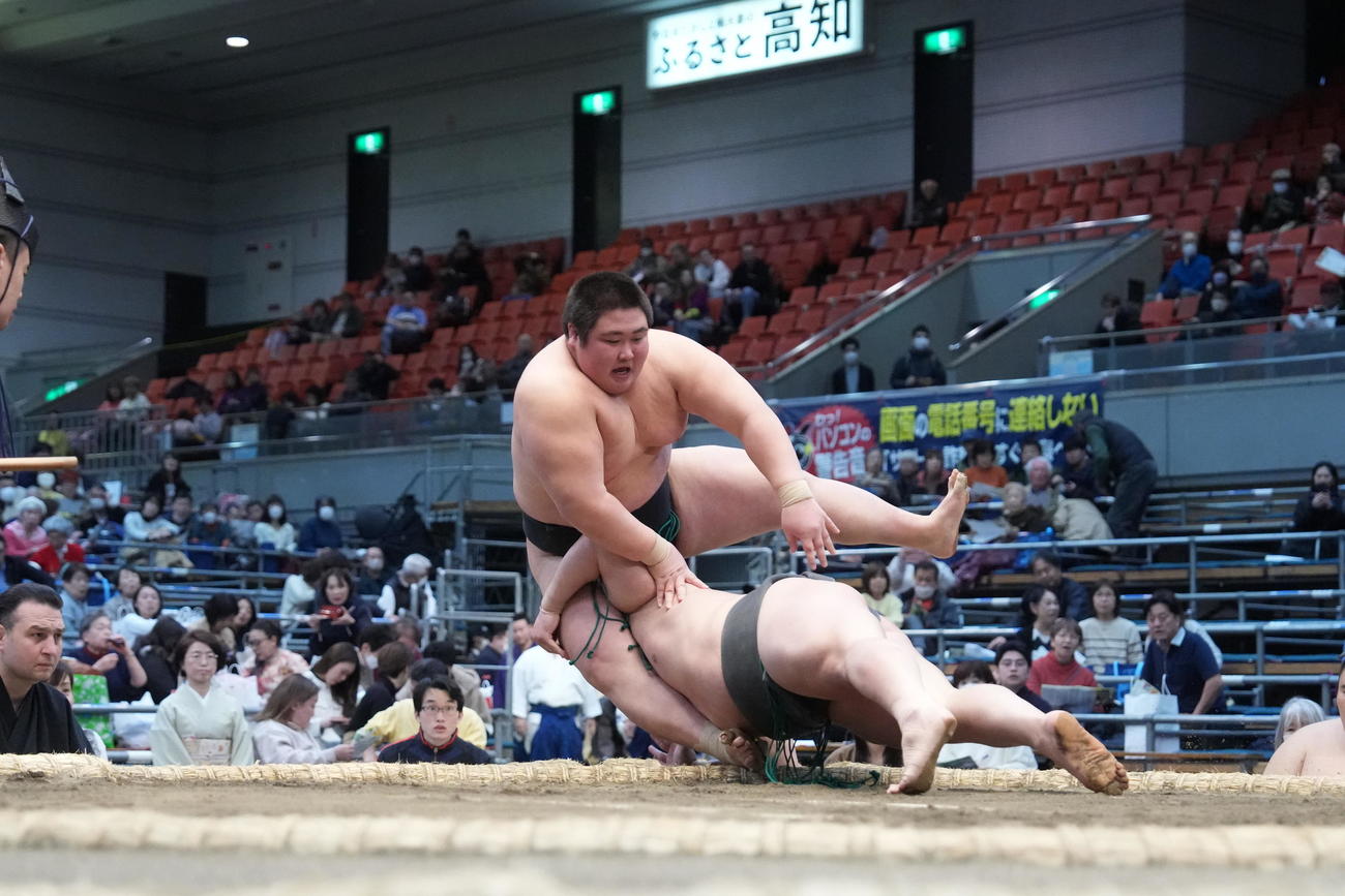 福崎は川副（手前右）との一番で物言いが付く（撮影・小沢裕）
