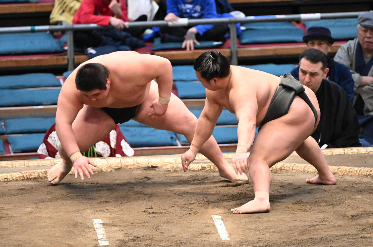 川副（右）は突き落としで福崎を破る（撮影・和賀正仁）