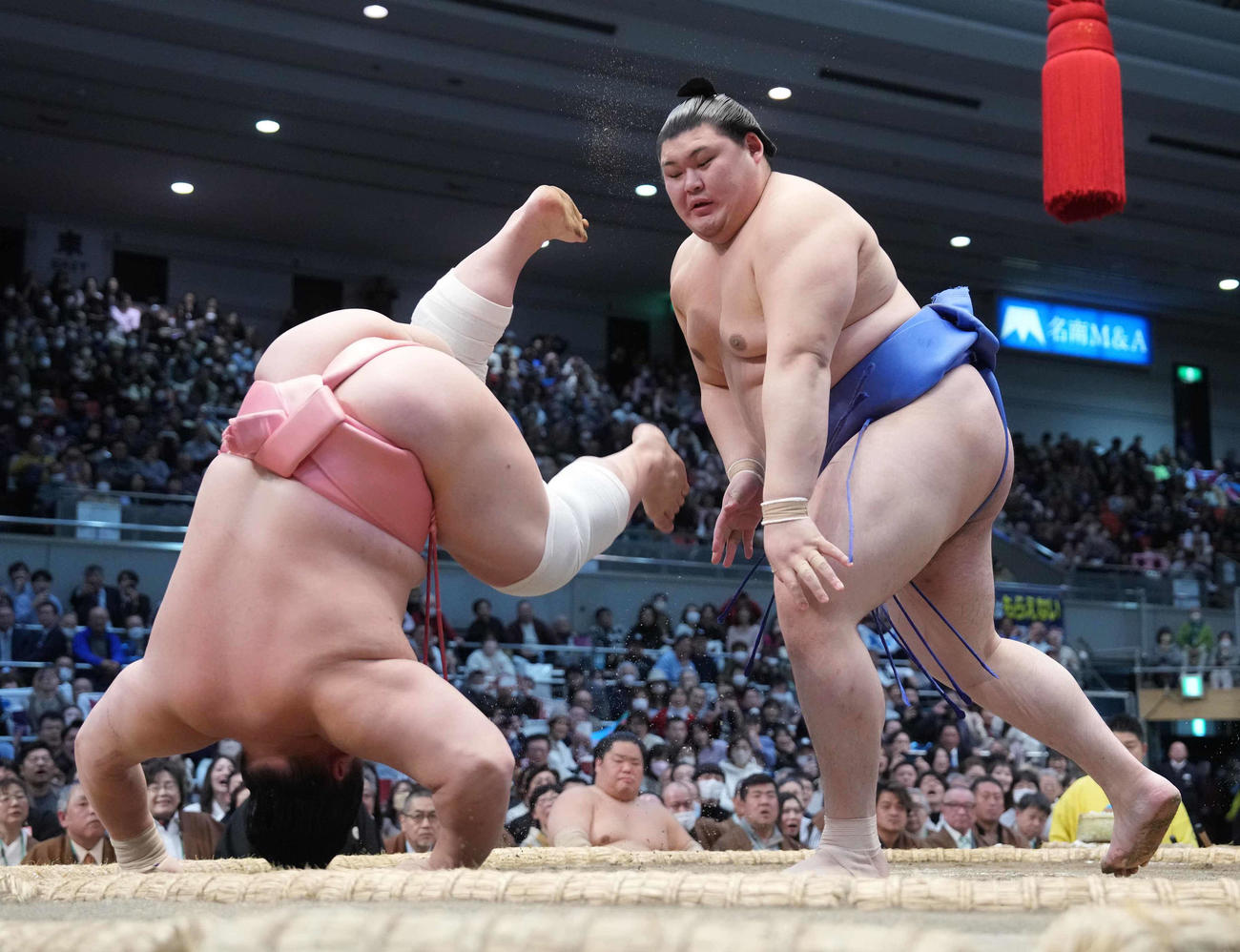 大の里は宇良（左）をはたき込みで破る（撮影・小沢裕）