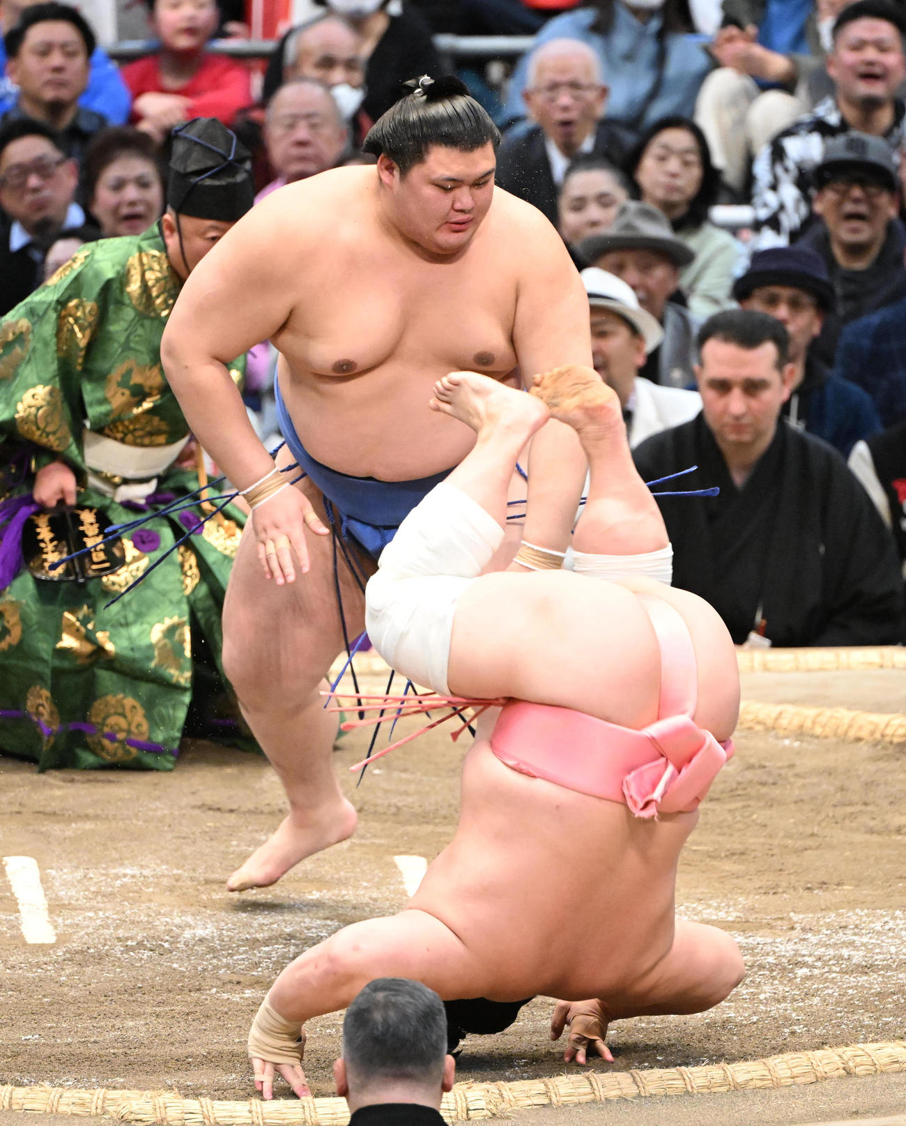 大の里（手前）は宇良をはたき込みで破る（撮影・和賀正仁）