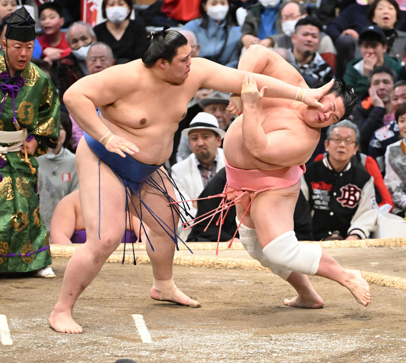 大の里（左）は宇良を激しく突っ張る（撮影・和賀正仁）