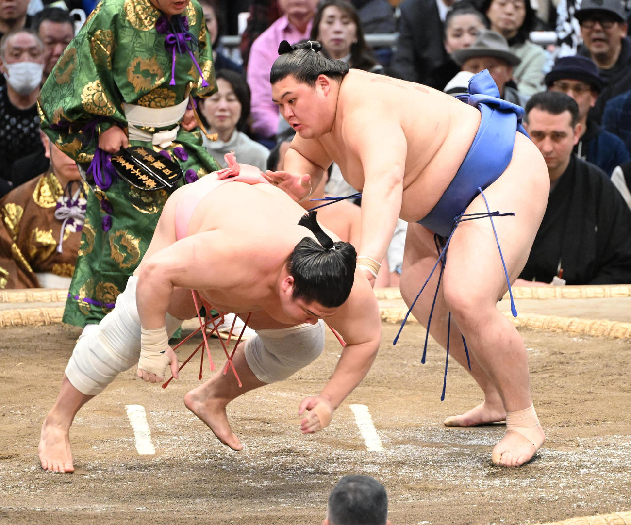 大の里（右）は宇良をはたき込みで破る（撮影・和賀正仁）