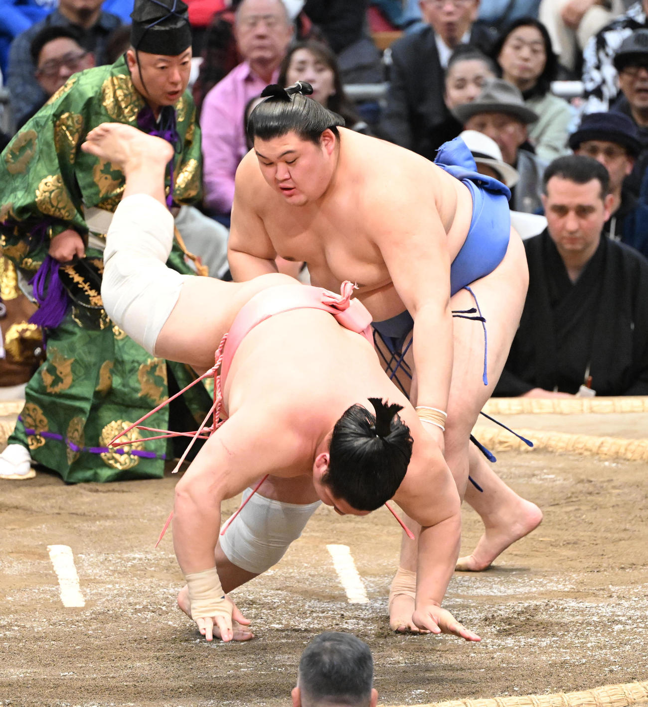 大の里（右）は宇良をはたき込みで破る（撮影・和賀正仁）