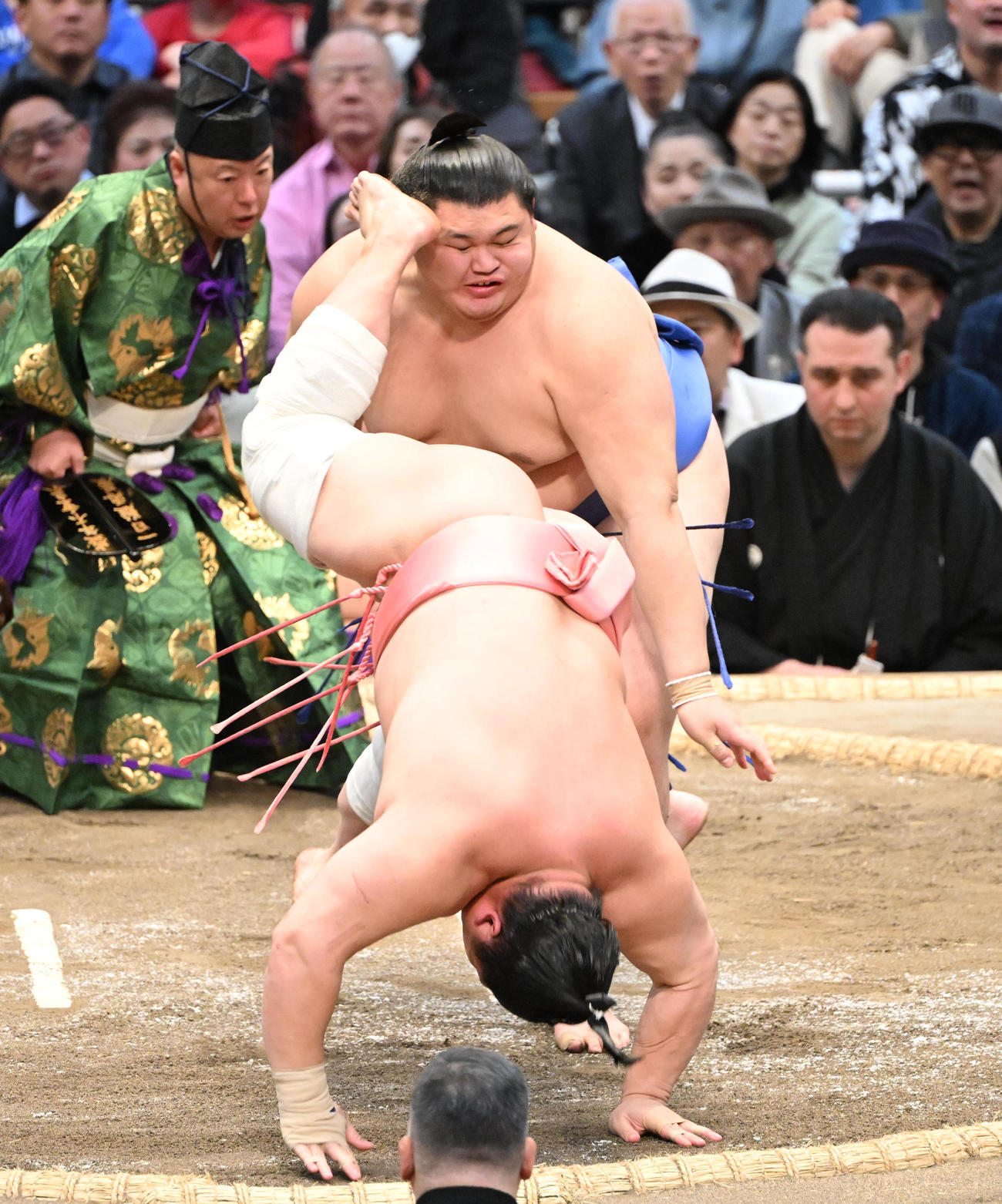 はたき込みで破る大の里（後方）は右こめかみ付近に宇良の右足が当たる（撮影・和賀正仁）