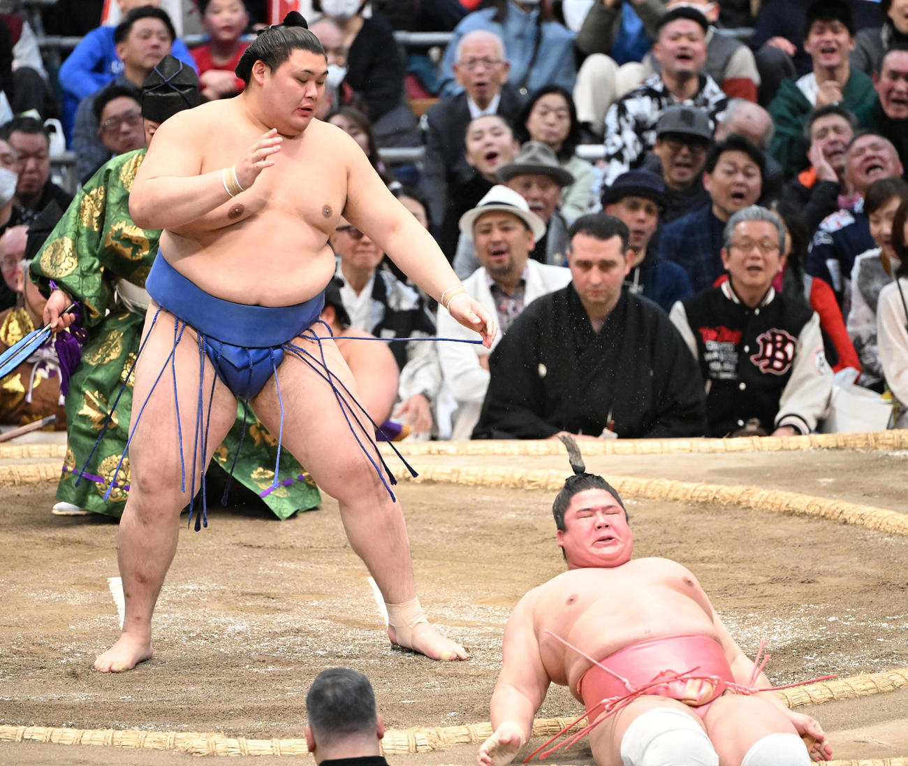 大の里（手前）は宇良をはたき込みで破る（撮影・和賀正仁）
