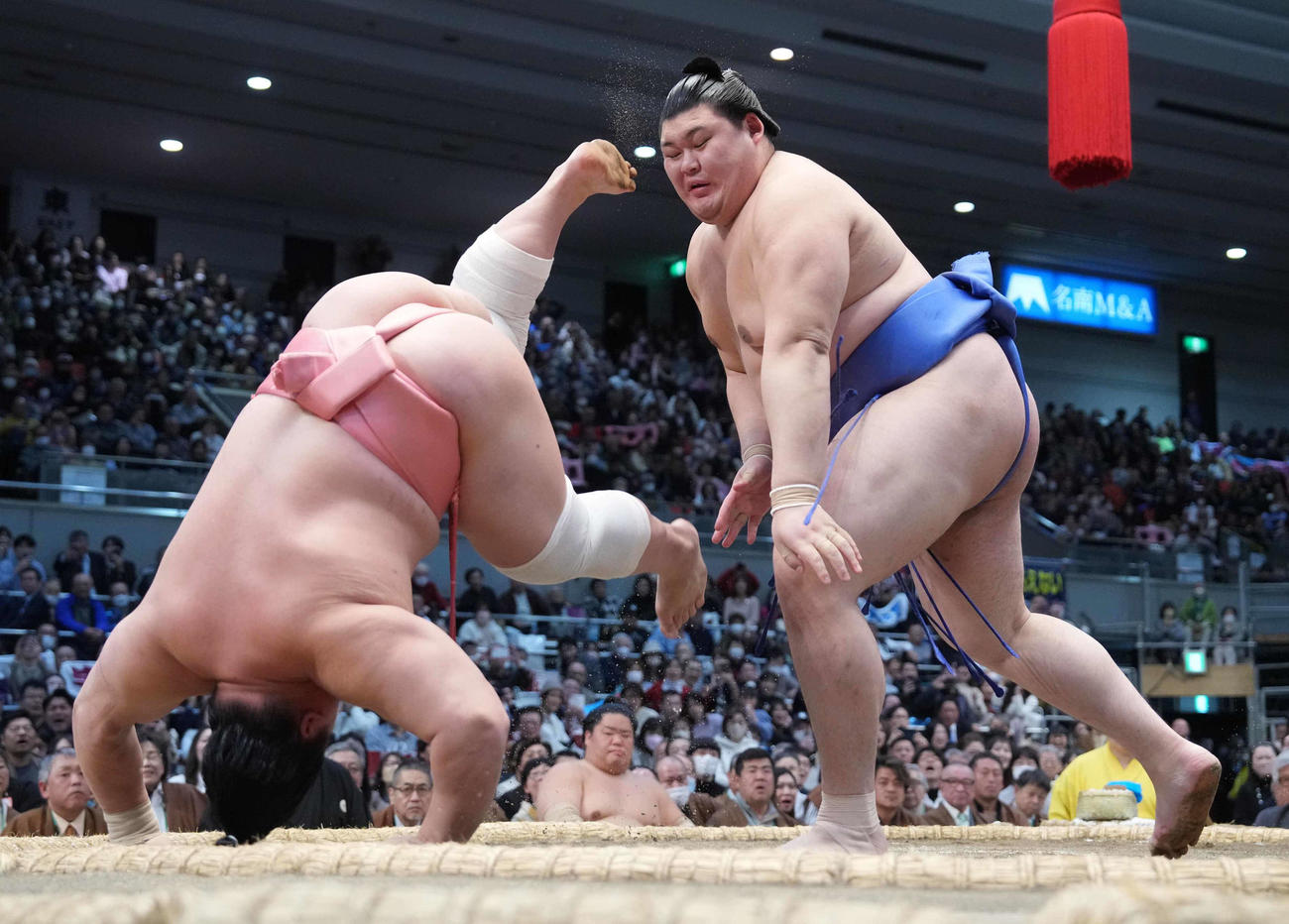 はたき込みで破った大の里（右）は宇良の右足が右こめかみに直撃する（撮影・小沢裕）