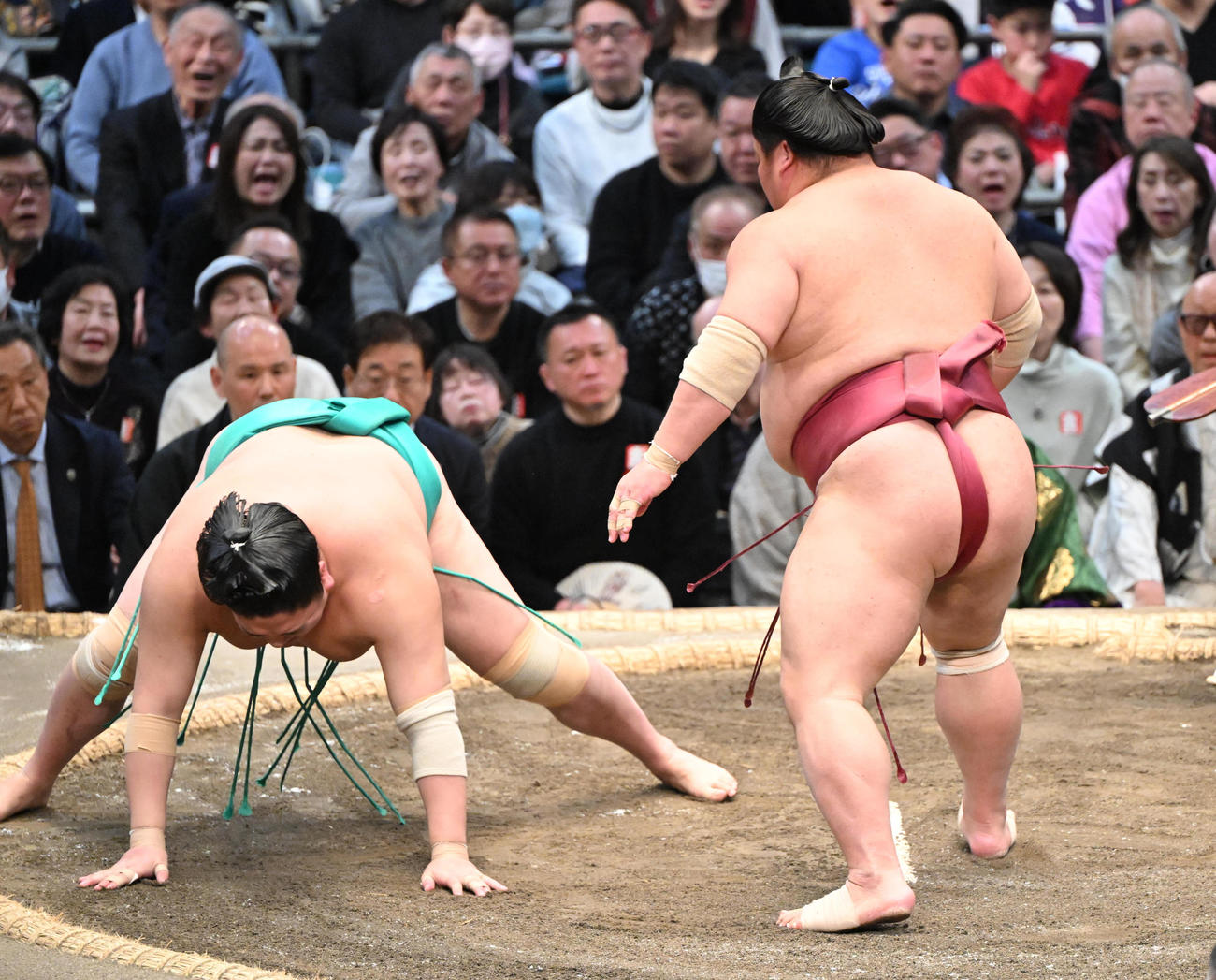 大栄翔（右）は一山本を引き落としで破る（撮影・和賀正仁）