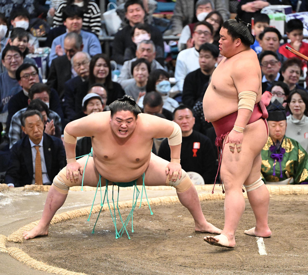 大栄翔（右）は一山本を引き落としで破る（撮影・和賀正仁）