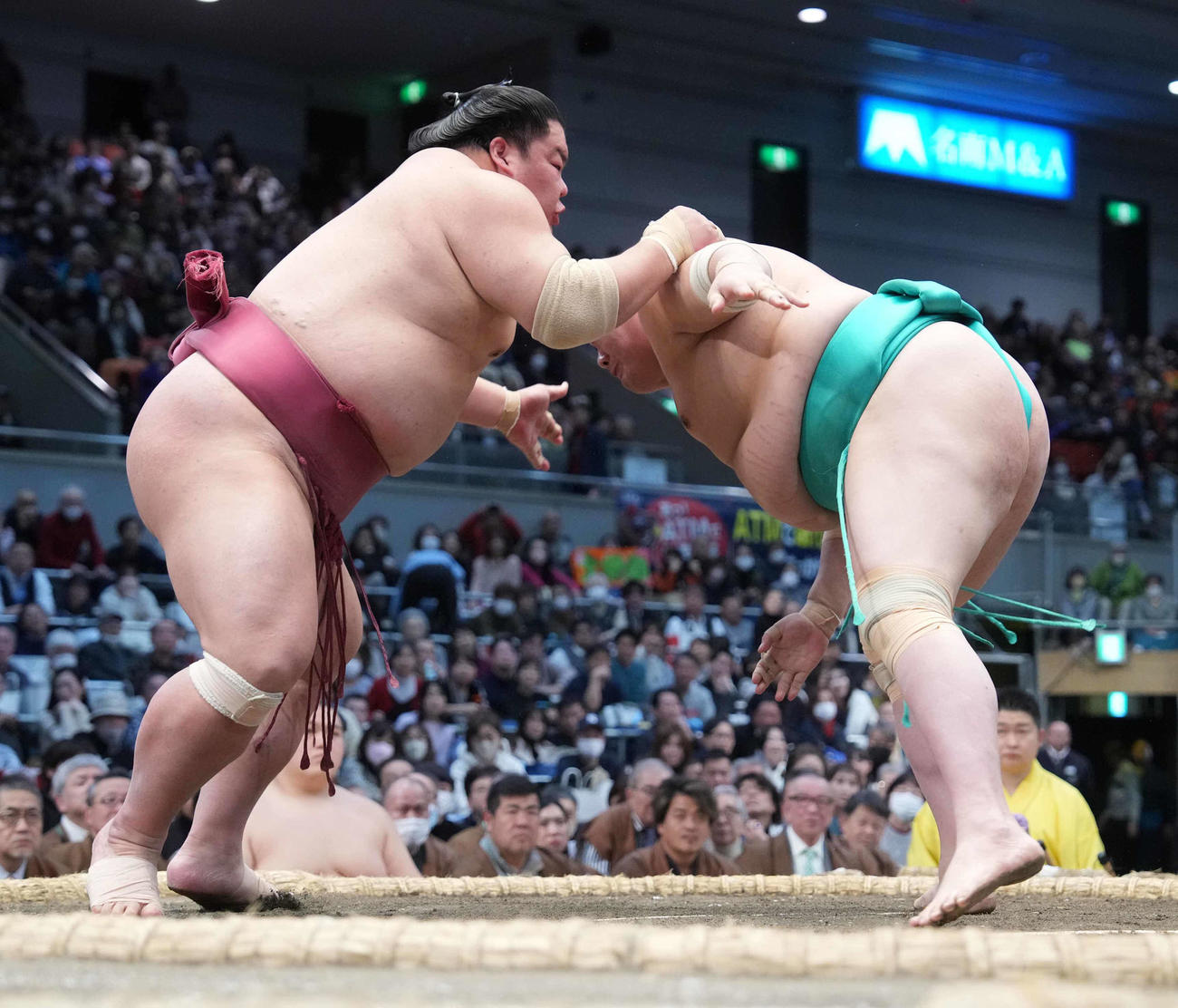 大栄翔（左）は一山本を引き落としで破る（撮影・小沢裕）