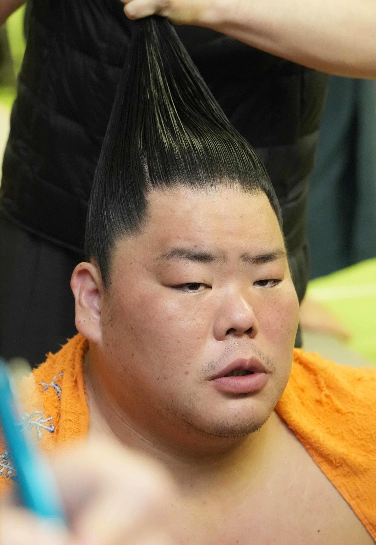 支度部屋で髪を整える大栄翔（撮影・小沢裕）