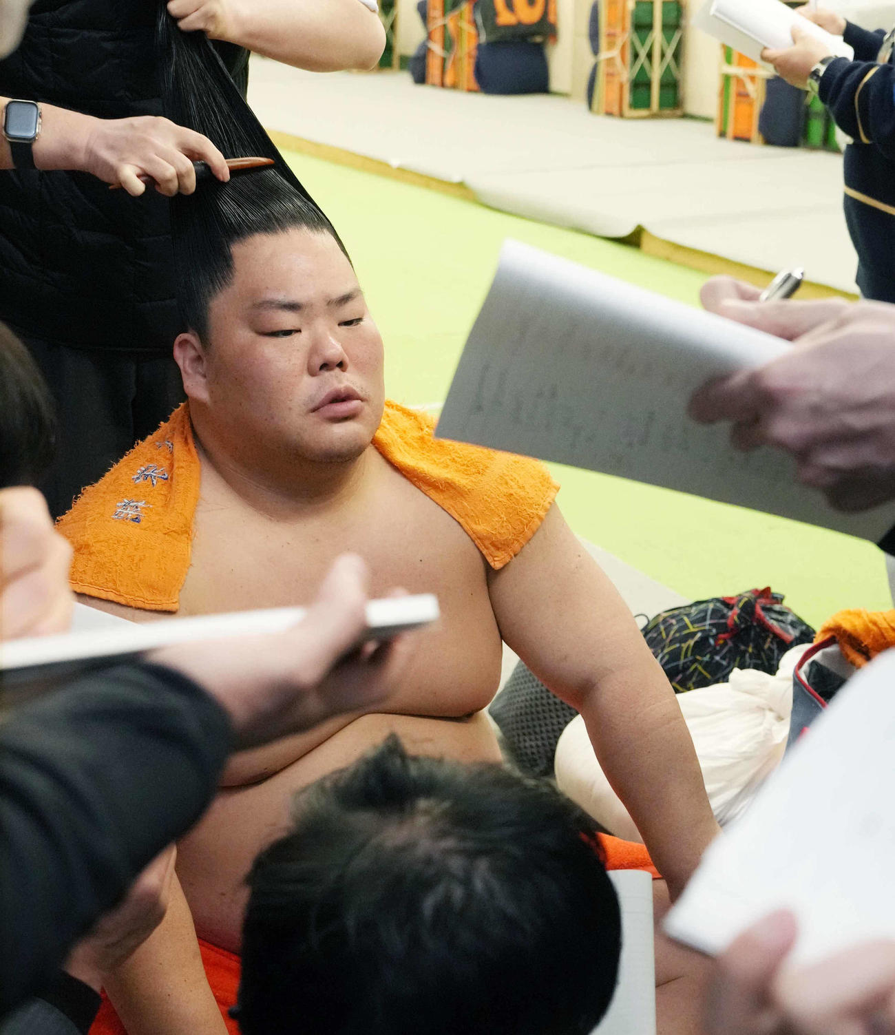 支度部屋で報道陣の取材に応える大栄翔（撮影・小沢裕）