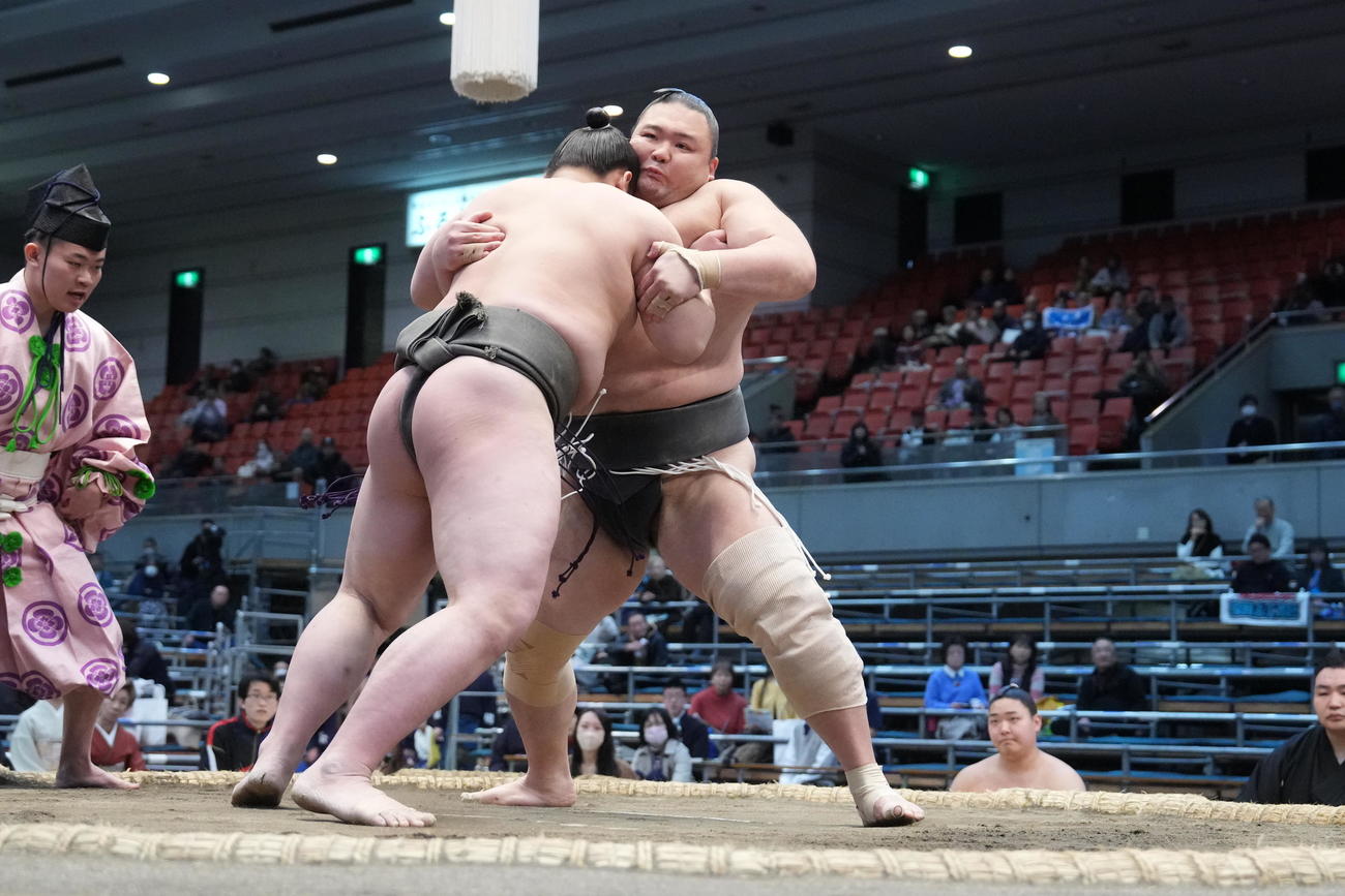 立合いで太秦（左）を受け止める朝乃山（撮影・小沢裕）