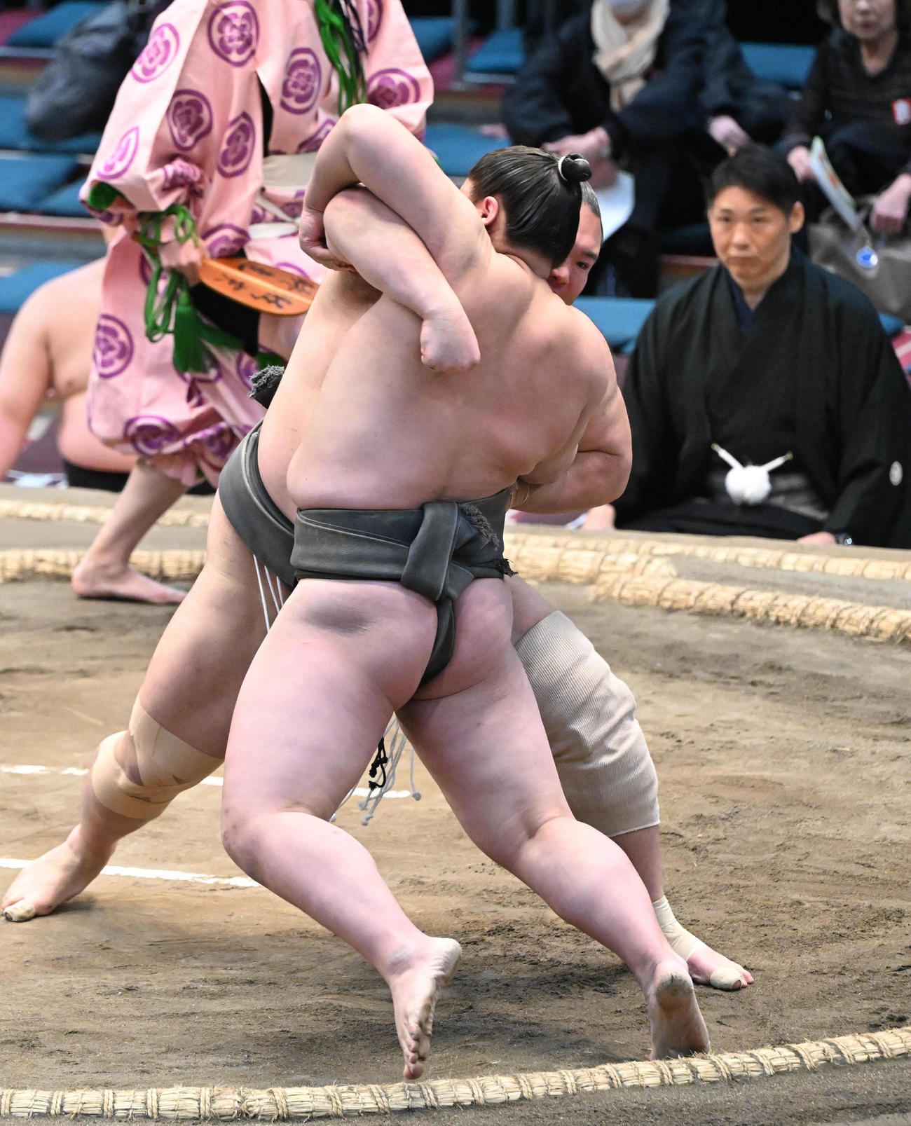 太秦（手前）を寄り切りで破る朝乃山（撮影・和賀正仁）