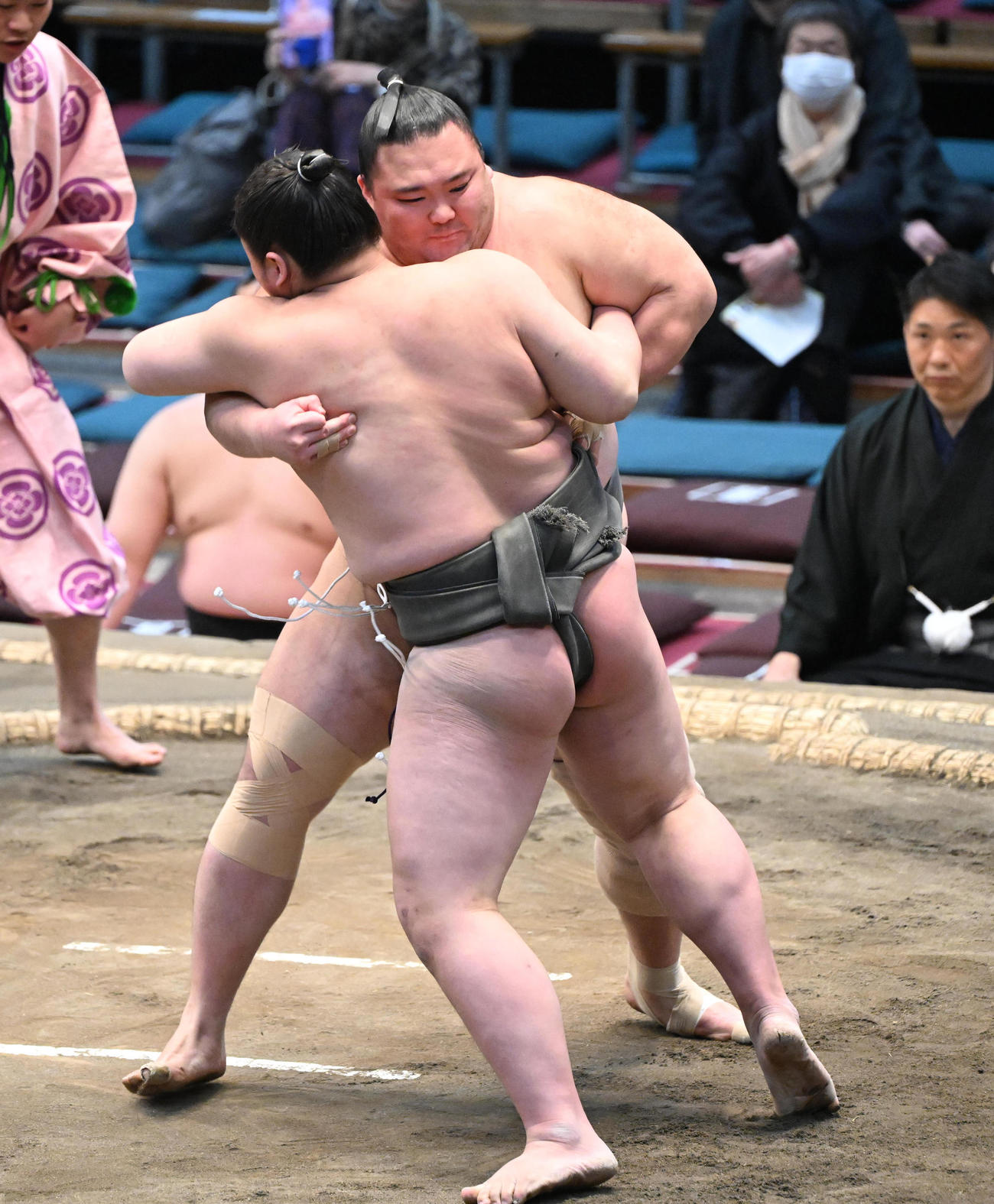太秦（手前）を寄り切りで破る朝乃山（撮影・和賀正仁）