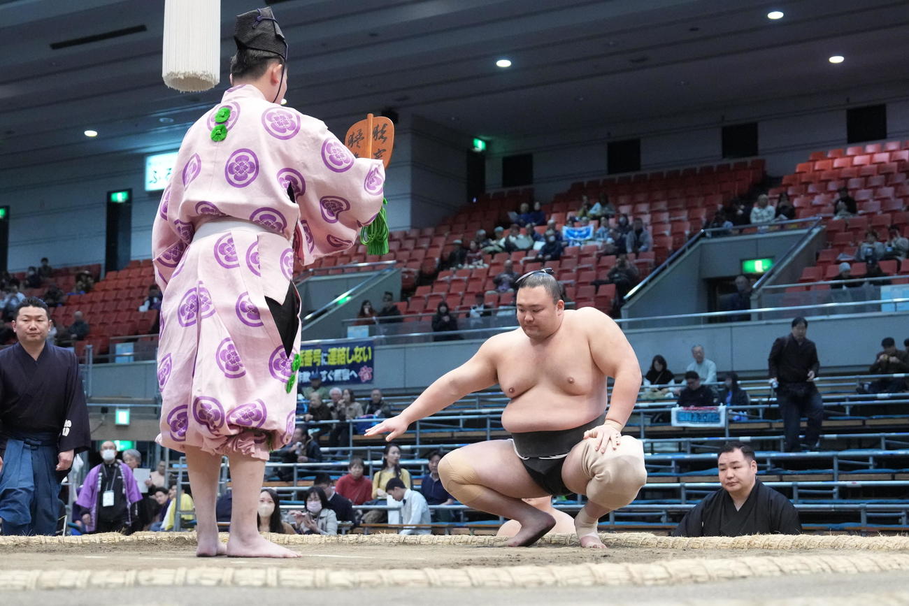 勝ち名乗りを受ける朝乃山（撮影・小沢裕）