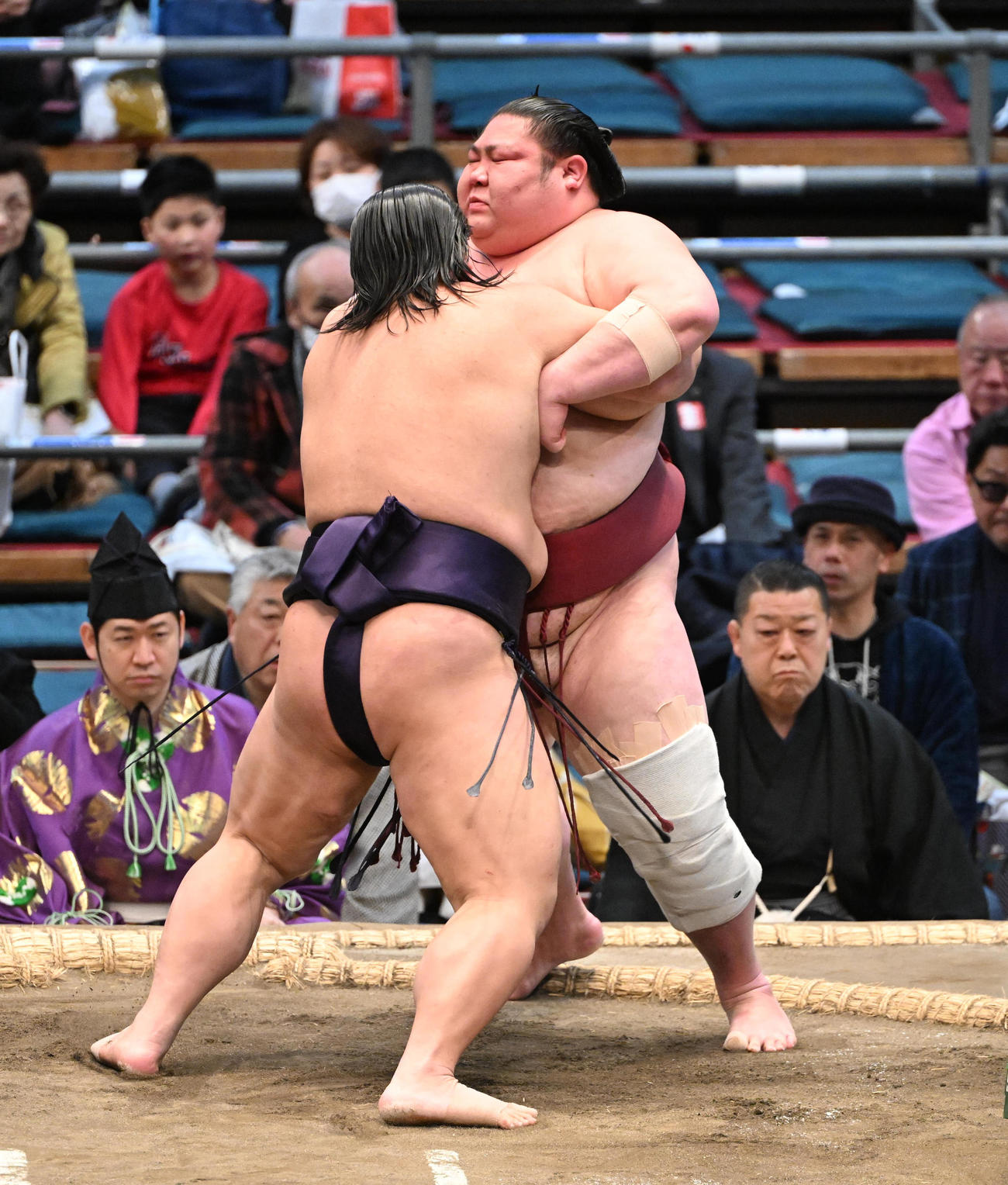 剣翔（奥）を寄り切りで破る草野（撮影・和賀正仁）