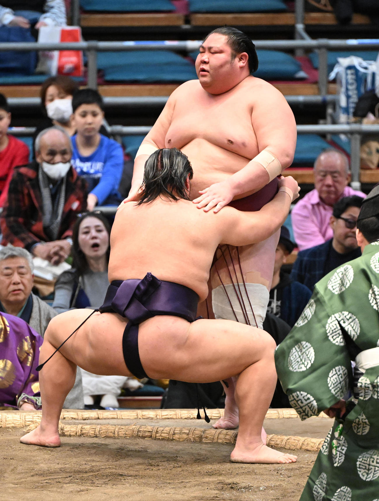 剣翔（奥）を寄り切りで破る草野（撮影・和賀正仁）