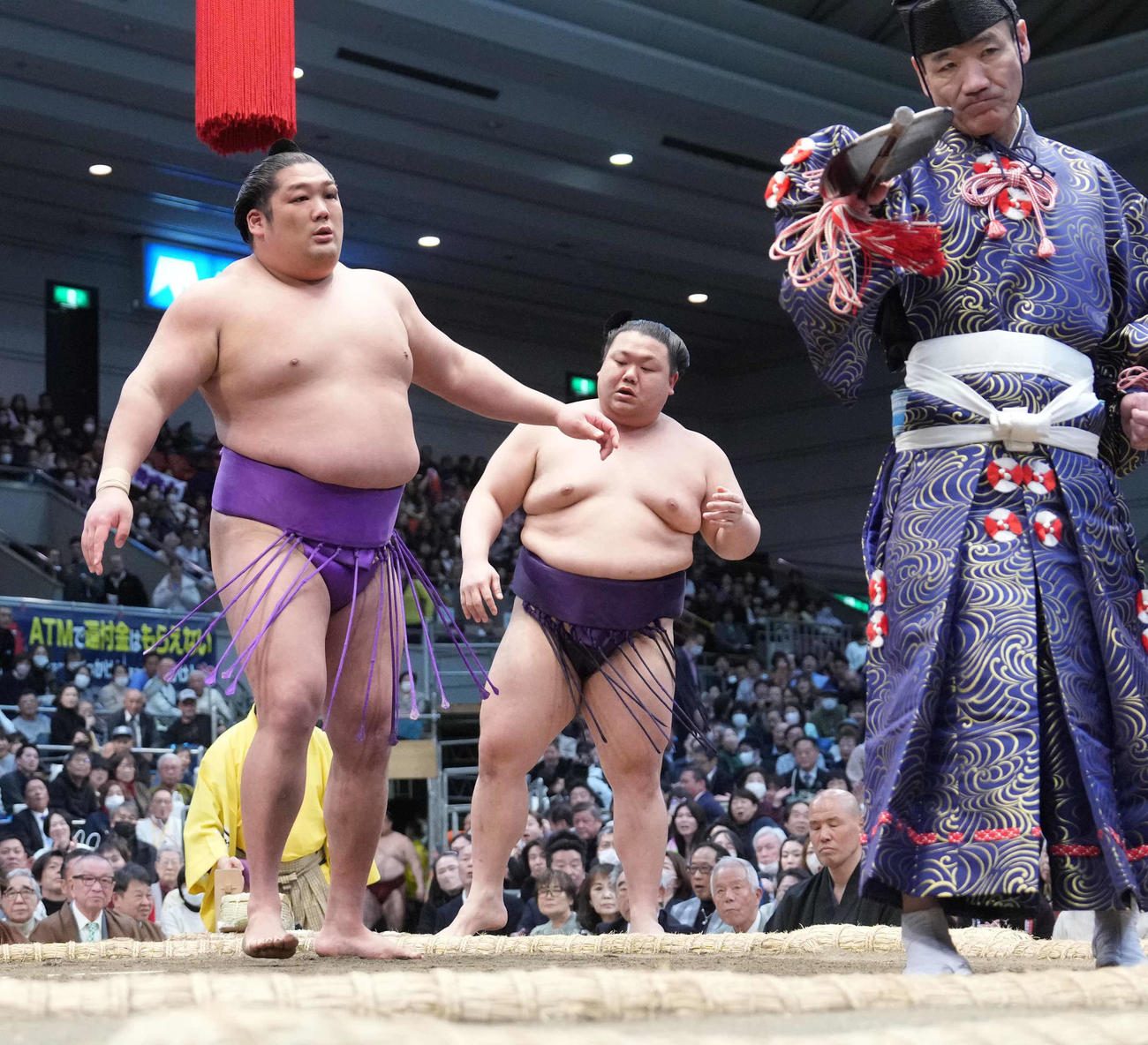 尊富士（左）は美ノ海を突き出しで破る（撮影・小沢裕）