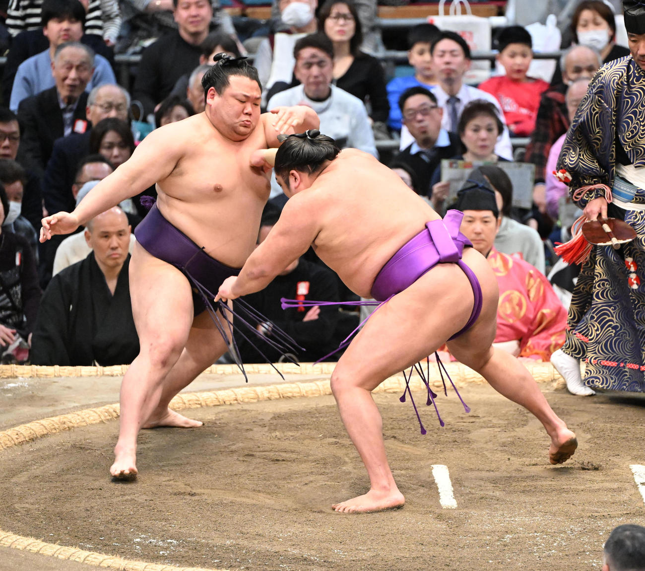 美ノ海（左）を突き出しで破る尊富士（撮影・和賀正仁）