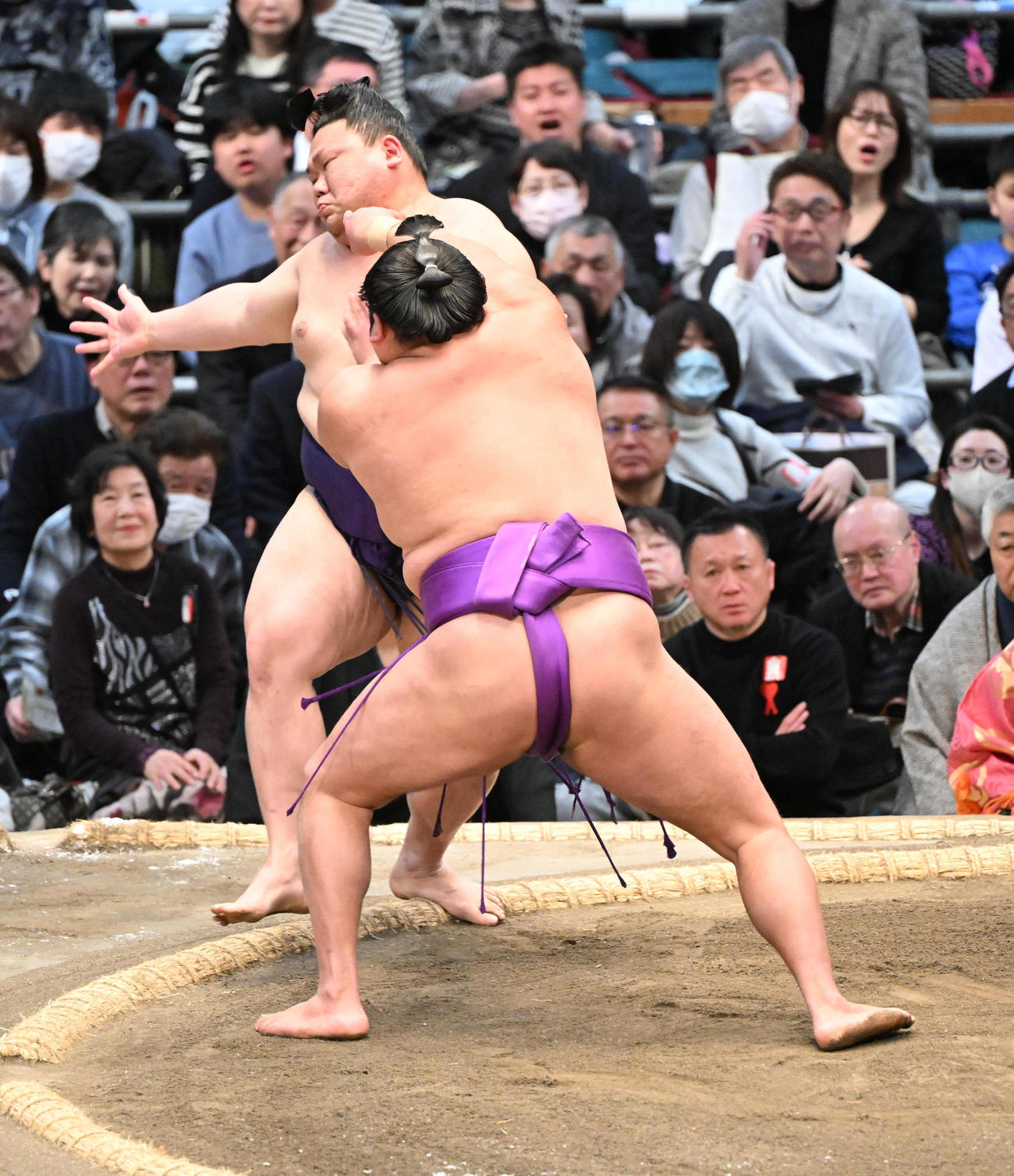美ノ海（左）を突き出しで破る尊富士（撮影・和賀正仁）
