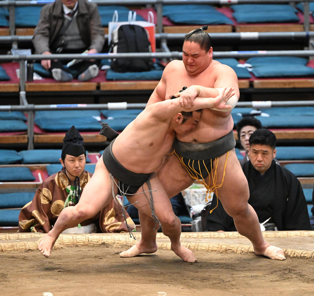 小原（右）を下手投げで破る炎鵬（撮影・和賀正仁）