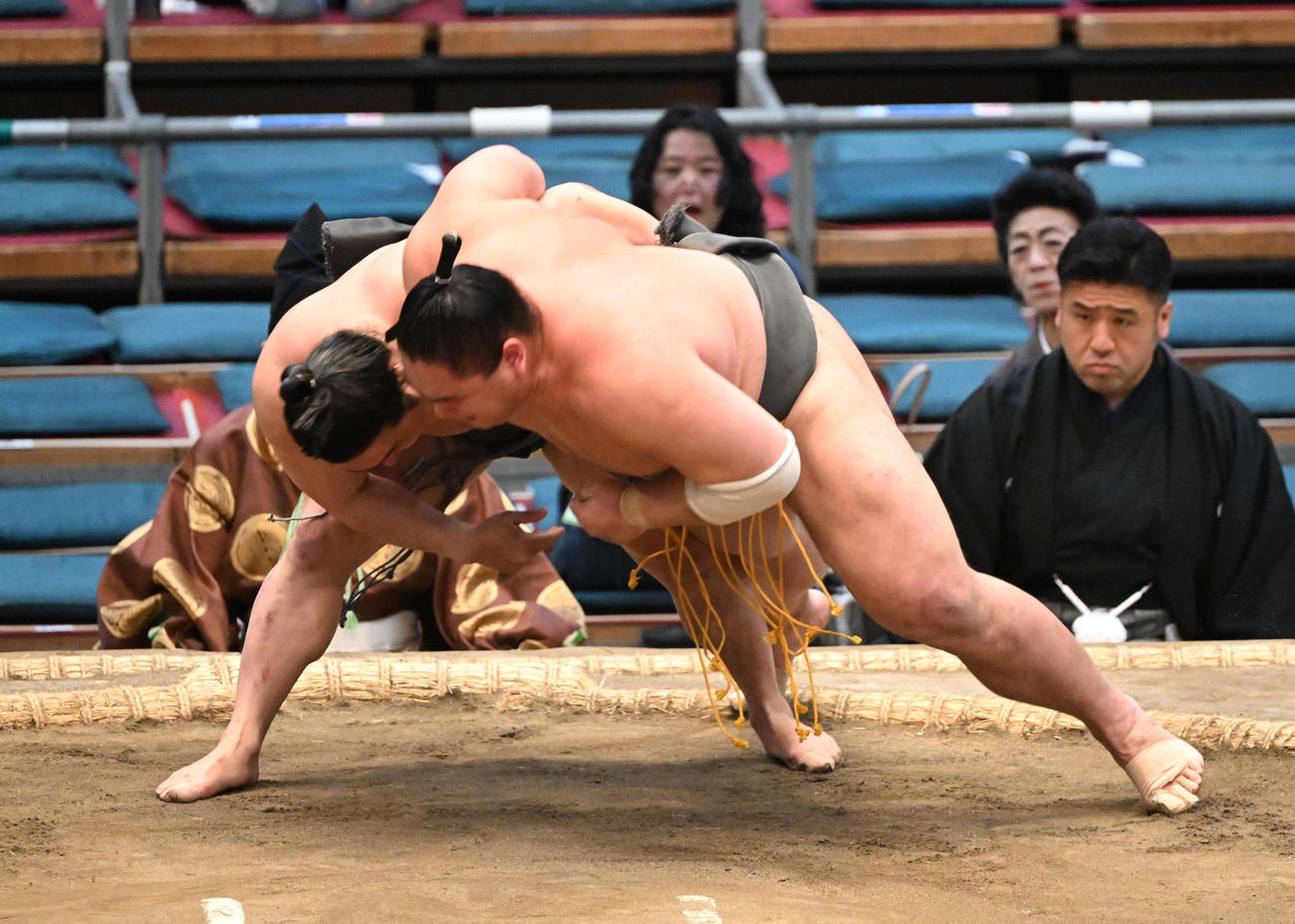 小原（右）を下手投げで破る炎鵬（撮影・和賀正仁）