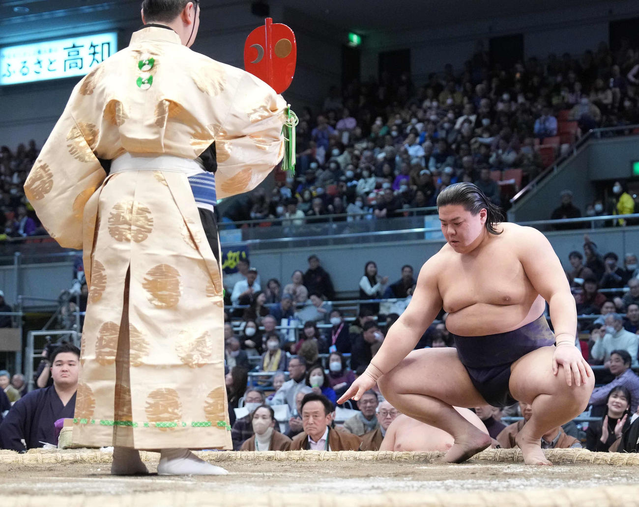 草野（右）は初日から12連勝で十両優勝を決め勝ち名乗りを受ける（撮影・小沢裕）