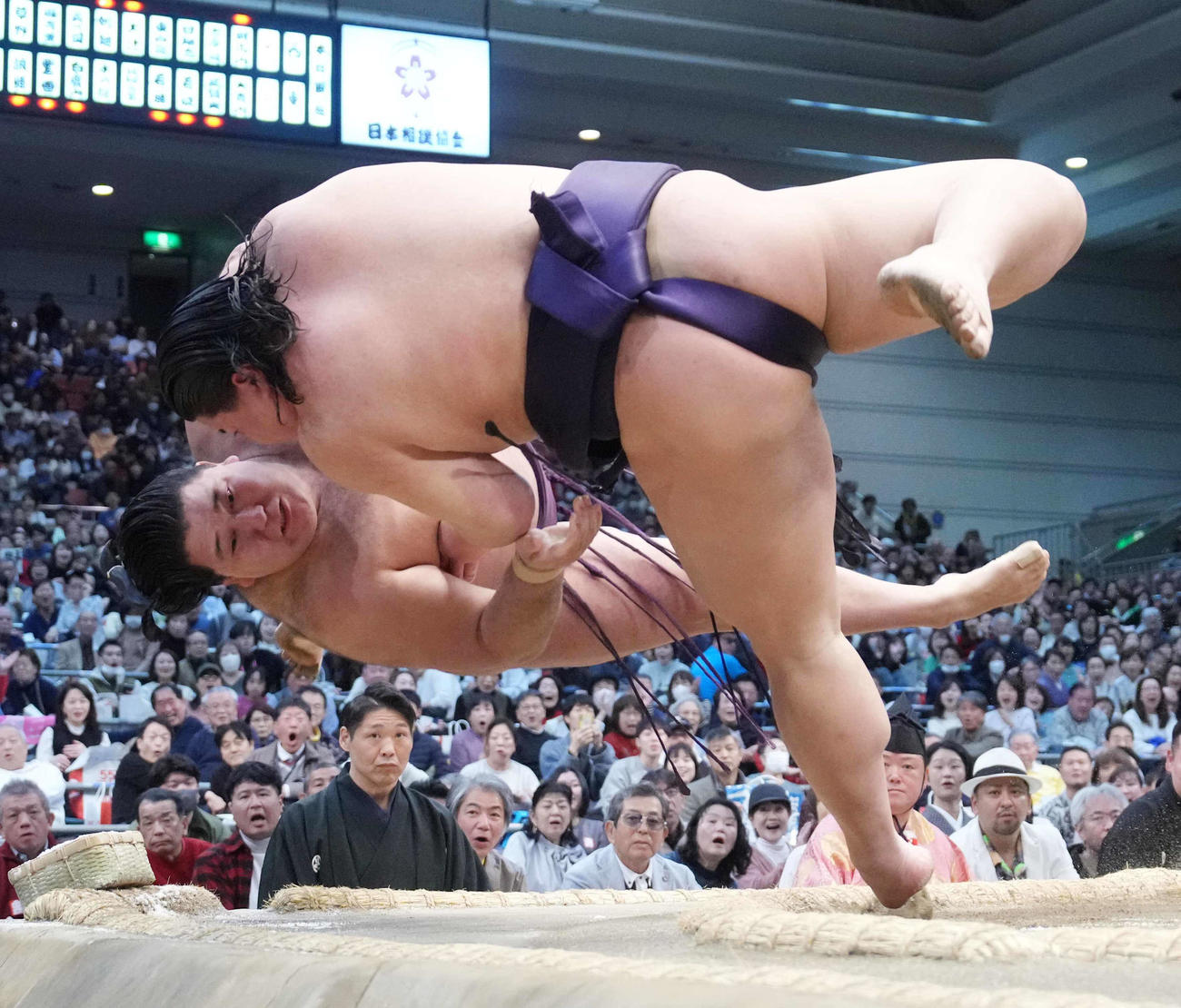草野（手前右）は狼雅を下手投げで破り初日から12連勝で十両優勝を決める（撮影・小沢裕）