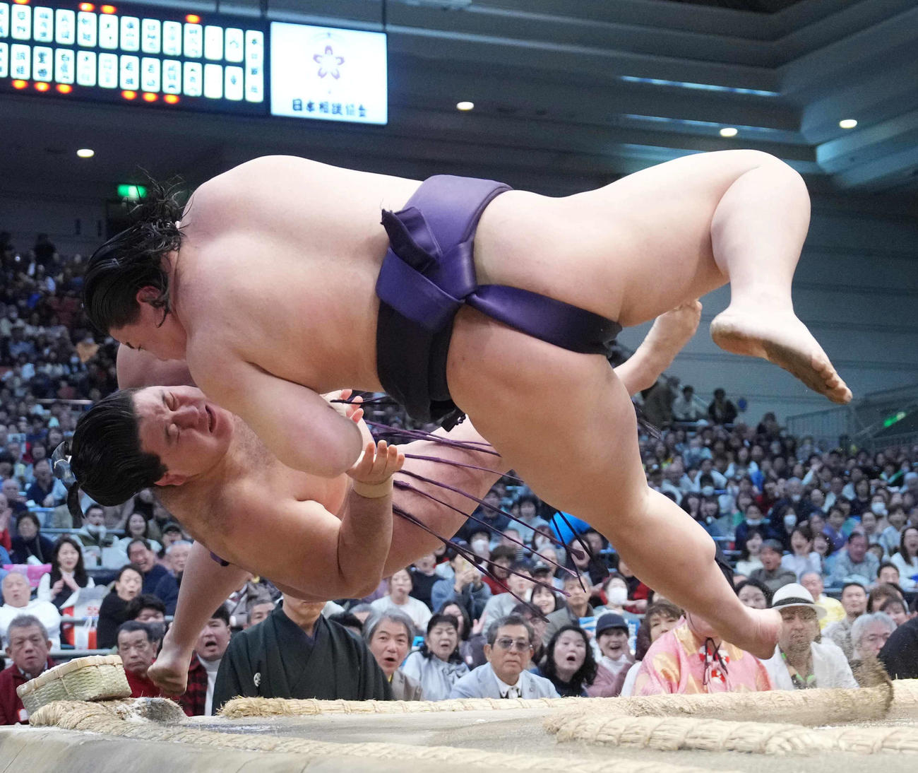 草野（手前右）は狼雅を下手投げで破り初日から12連勝で十両優勝を決める（撮影・小沢裕）