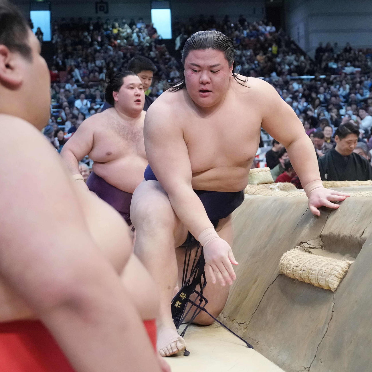 草野（右）は狼雅を下手投げで破り初日から12連勝で十両優勝を決める（撮影・小沢裕）
