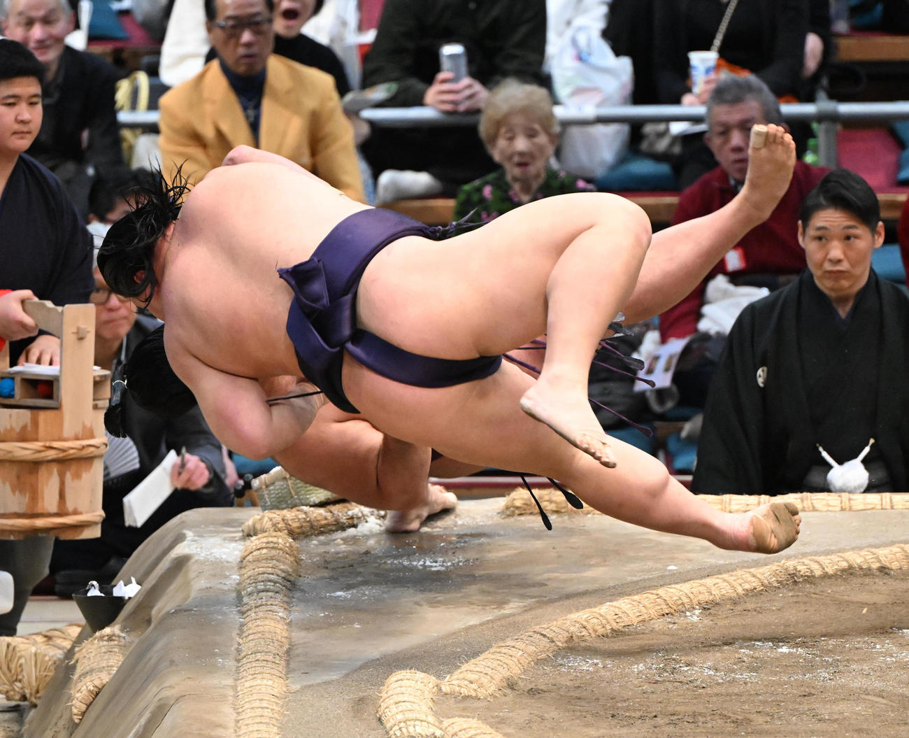 狼雅（奥）を下手投げで破る草野（撮影・和賀正仁）