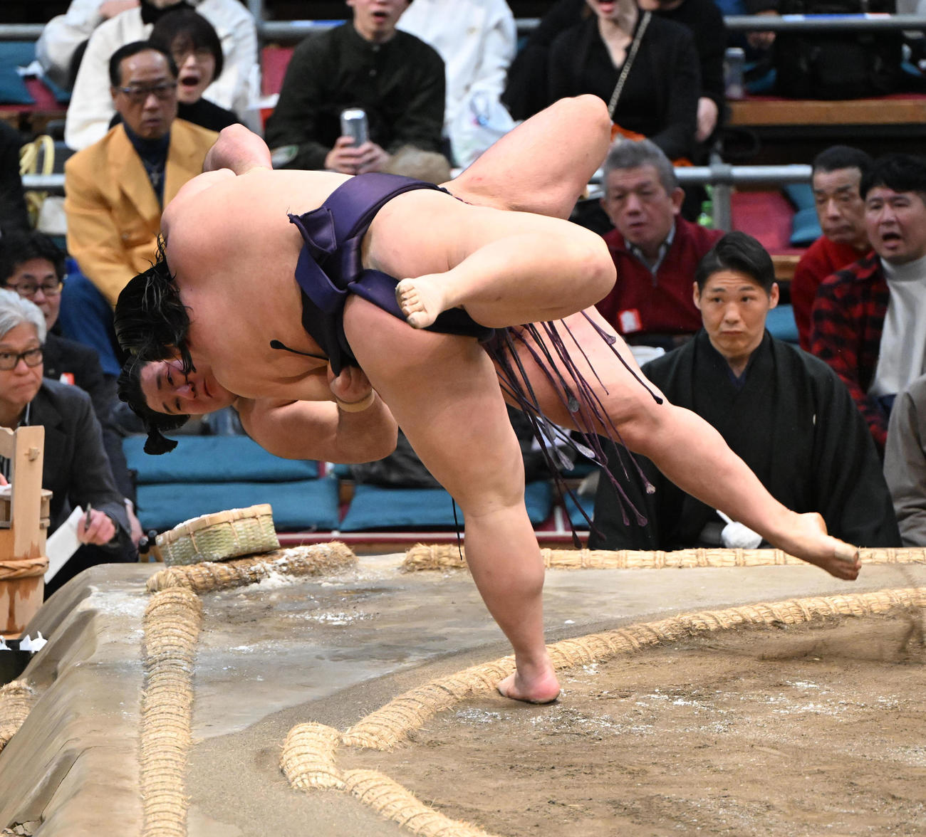 狼雅（奥）を下手投げで破る草野（撮影・和賀正仁）