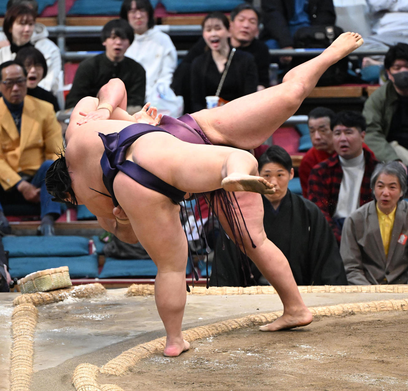狼雅（奥）を下手投げで破る草野（撮影・和賀正仁）