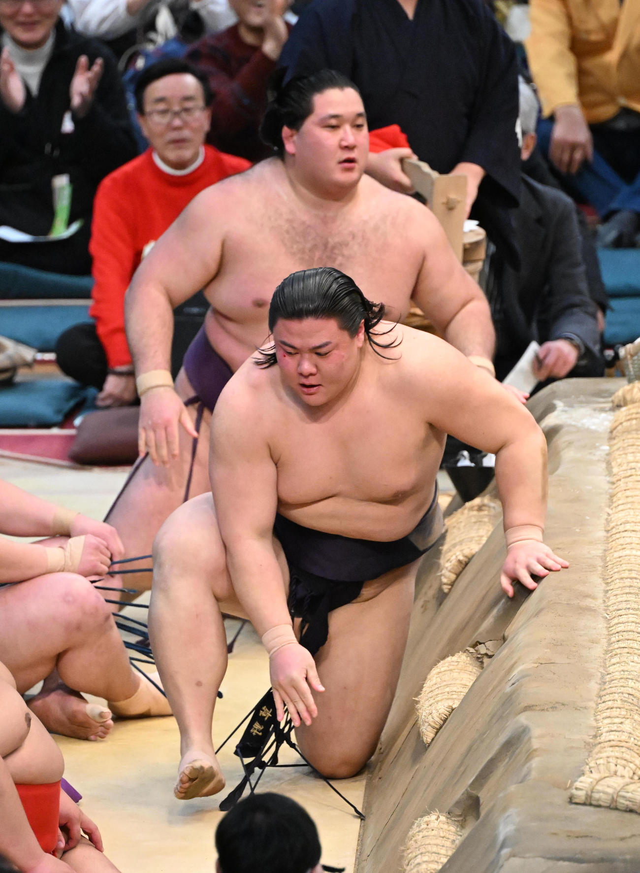 狼雅（奥）を下手投げで破る草野（撮影・和賀正仁）