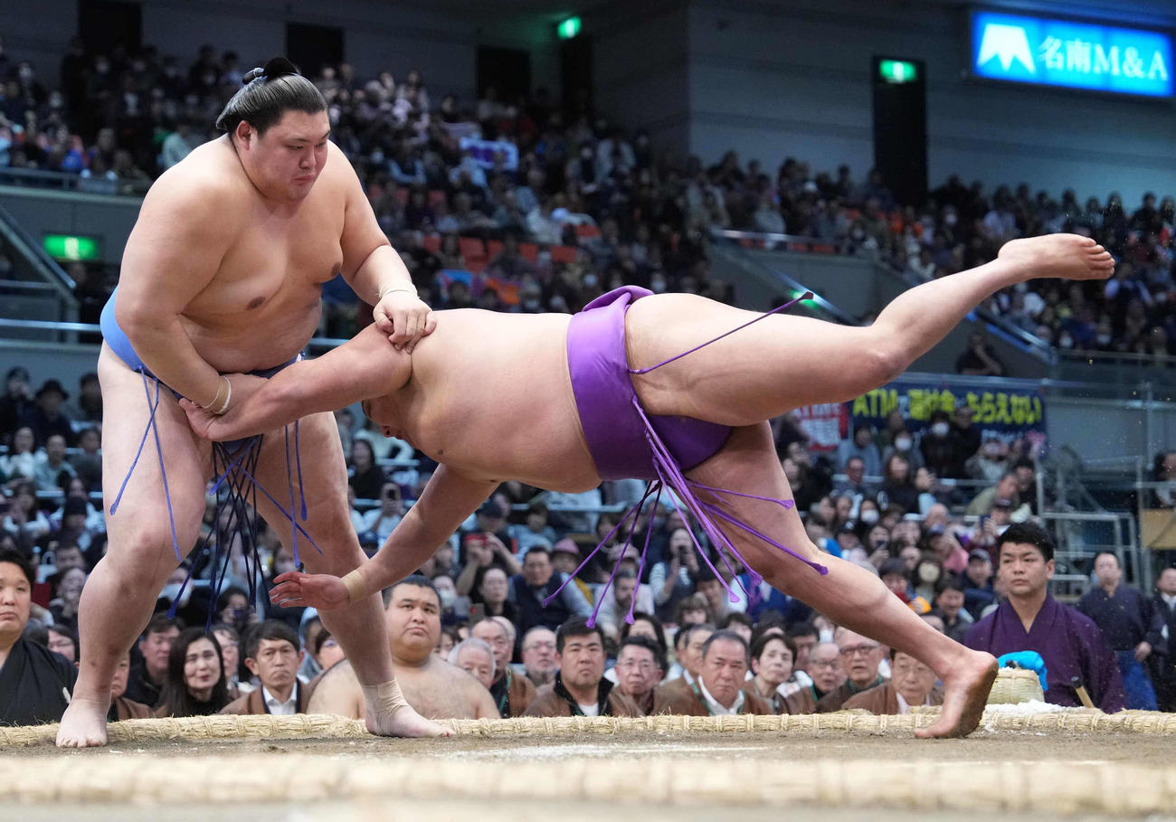 大の里（左）は尊富士をはたき込みで破り2敗を死守する（撮影・小沢裕）